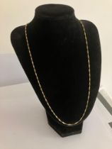 Beautiful Italian 9 carat YELLOW GOLD CHAIN LINK TWIST NECKLACE. 2.14 grams. 60 cm (24”).