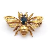 A 9K YELLOW GOLD SMALL BEE BROOCH SET WITH A BLUE STONE BELIEVED TO BE SAPPHIRE. TOTAL WEIGHT 2G