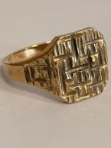 9 carat YELLOW GOLD SIGNET RING. Having attractive bark finish and complete with full UK hallmark.