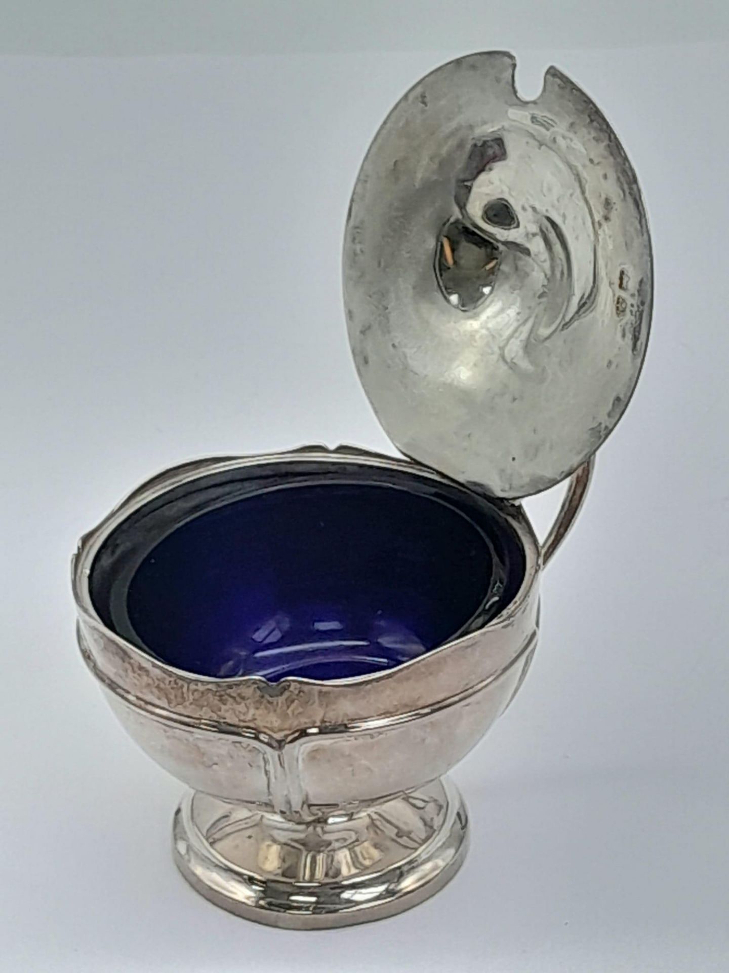 A SILVER FOOTED SALT HALLMARKED BIRMINGHAM 1913 WITH BLUE GLASS LINER BUT MISSING THE SPOON . SILVER - Image 3 of 7