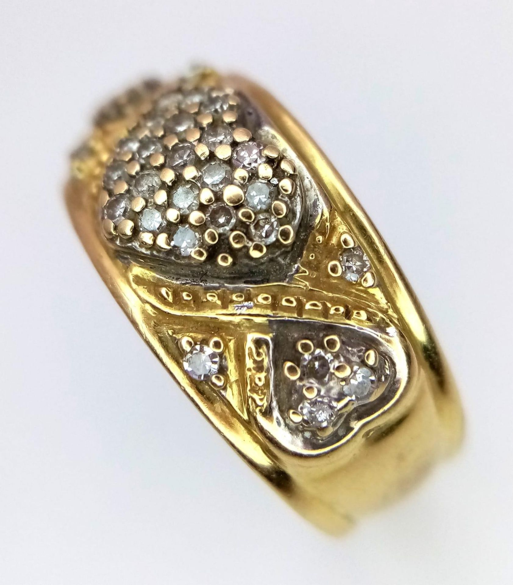 A Vintage 18K Yellow Gold Diamond Decorative Heart Ring. A central pave diamond heart with scrolls - Bild 2 aus 7