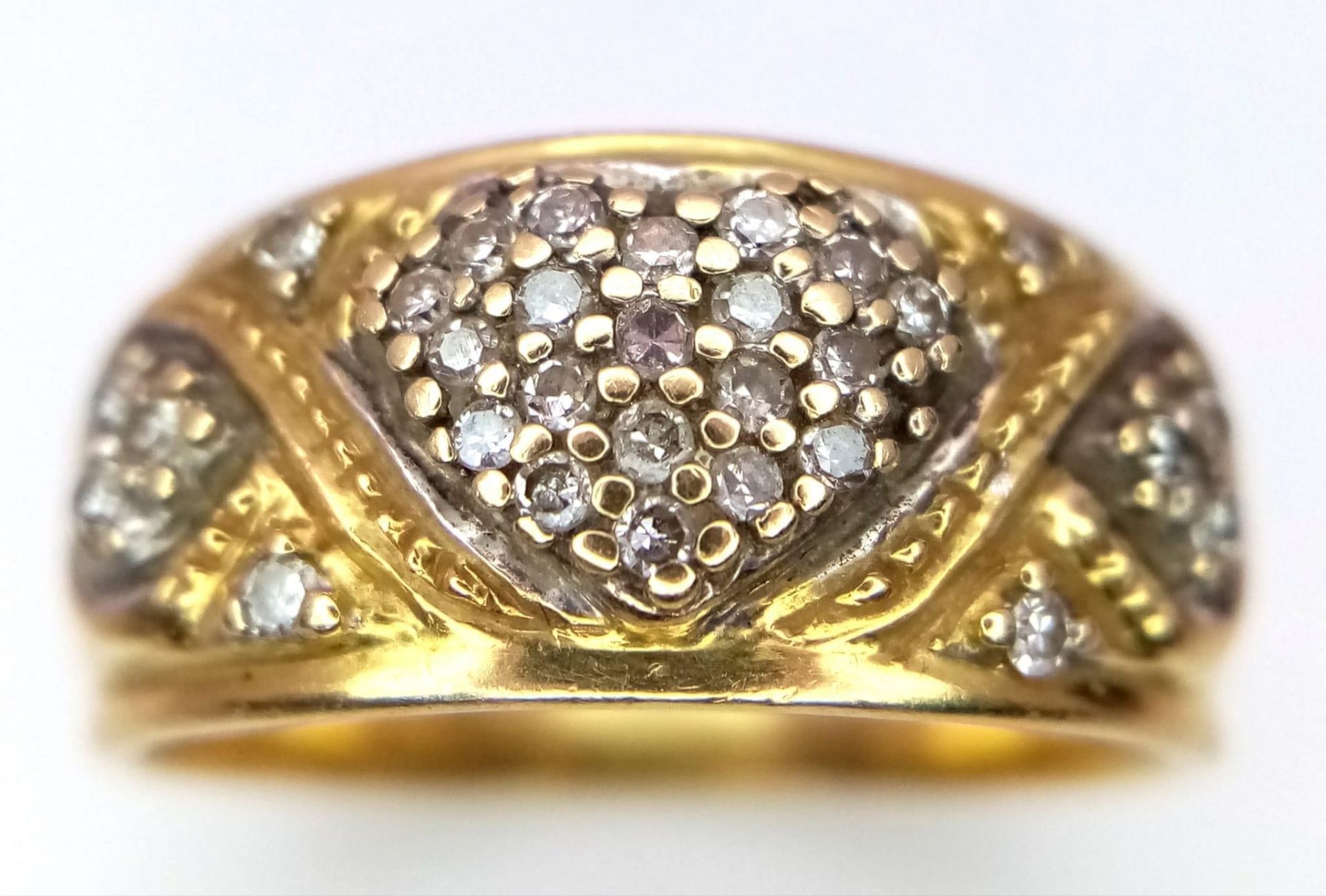 A Vintage 18K Yellow Gold Diamond Decorative Heart Ring. A central pave diamond heart with scrolls - Bild 3 aus 7