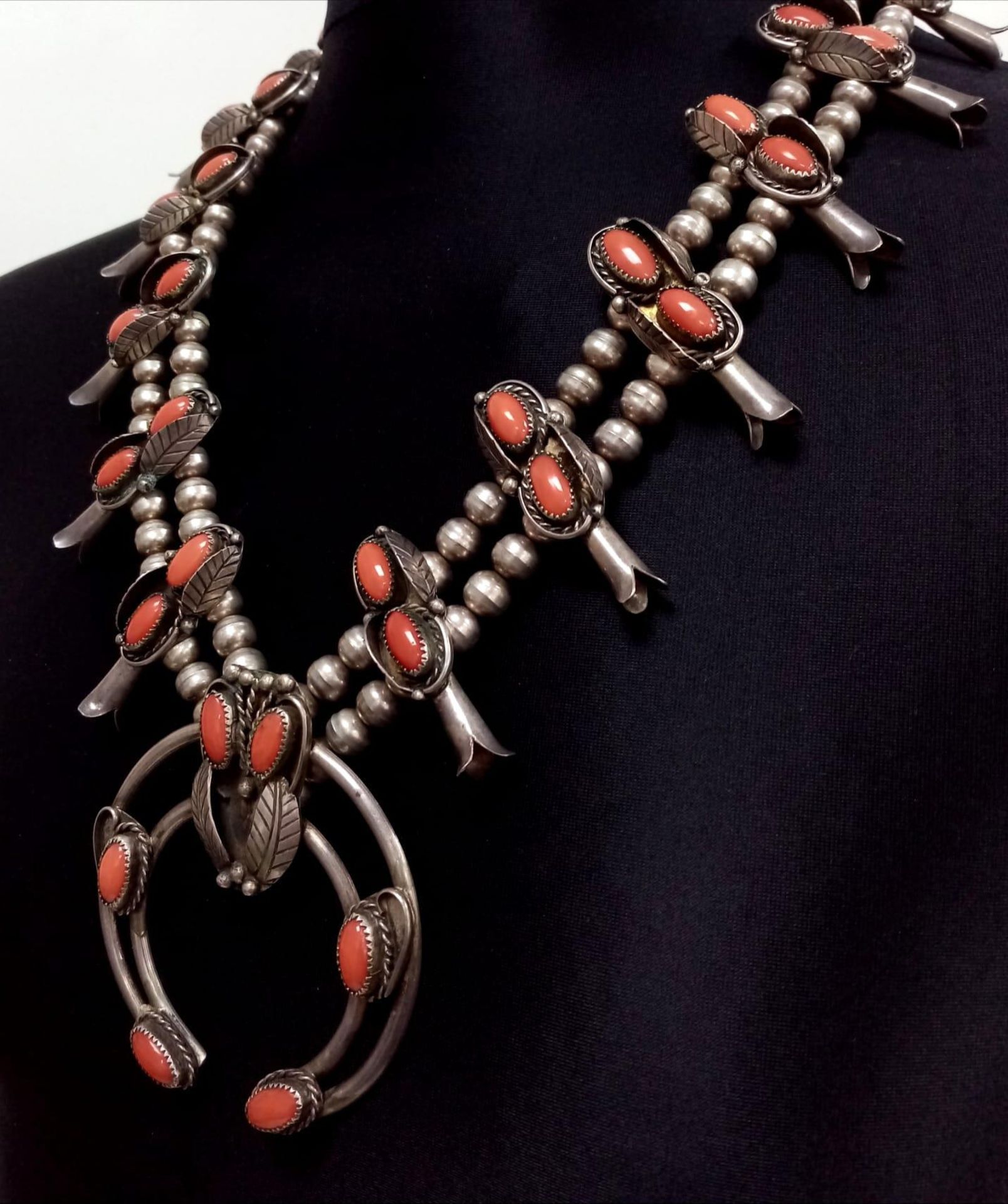 A Vintage High-Grade Silver (tested) Native American Navajo Indian Tribal Necklace. Silver baubles - Image 2 of 5