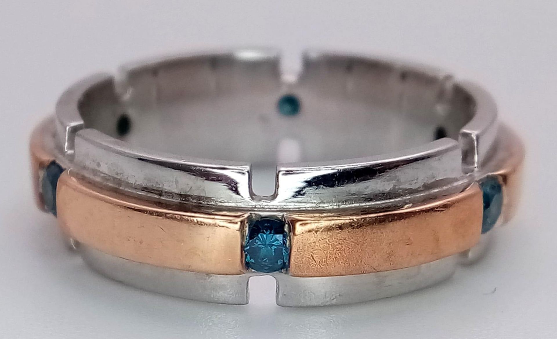 An 18K White and Rose Gold Gents Band Ring - With an eternal setting of six blue topaz stones. - Image 3 of 4