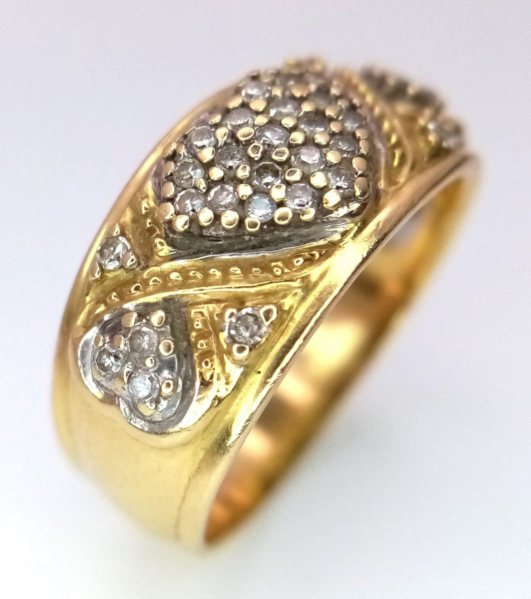 A Vintage 18K Yellow Gold Diamond Decorative Heart Ring. A central pave diamond heart with scrolls - Bild 4 aus 7