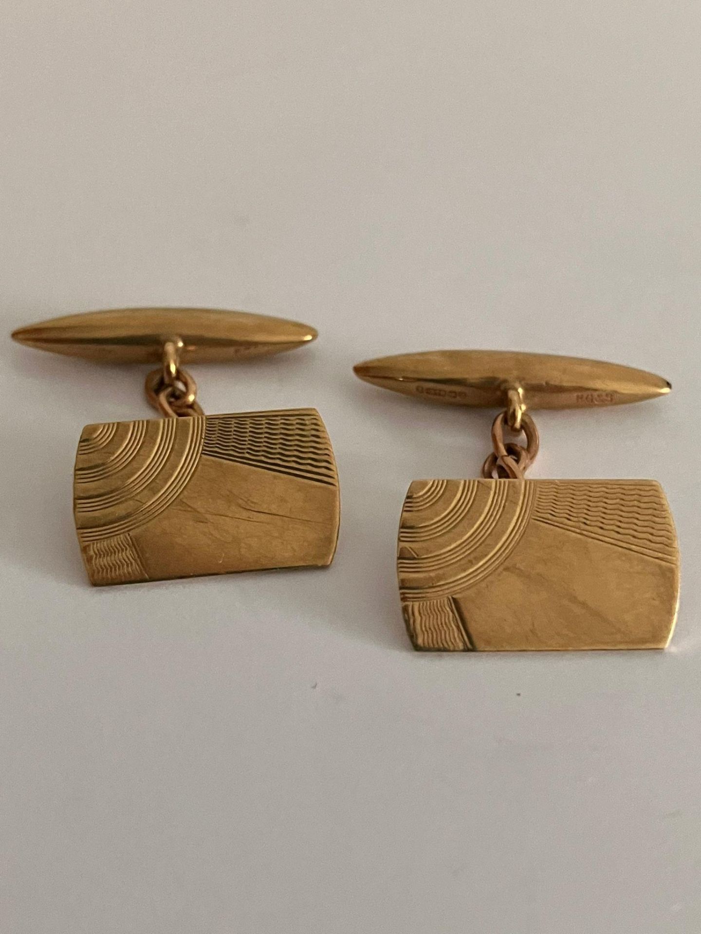 Vintage 9 carat YELLOW GOLD CUFFLINKS. Having art deco design, chain linked with torpedo ends.