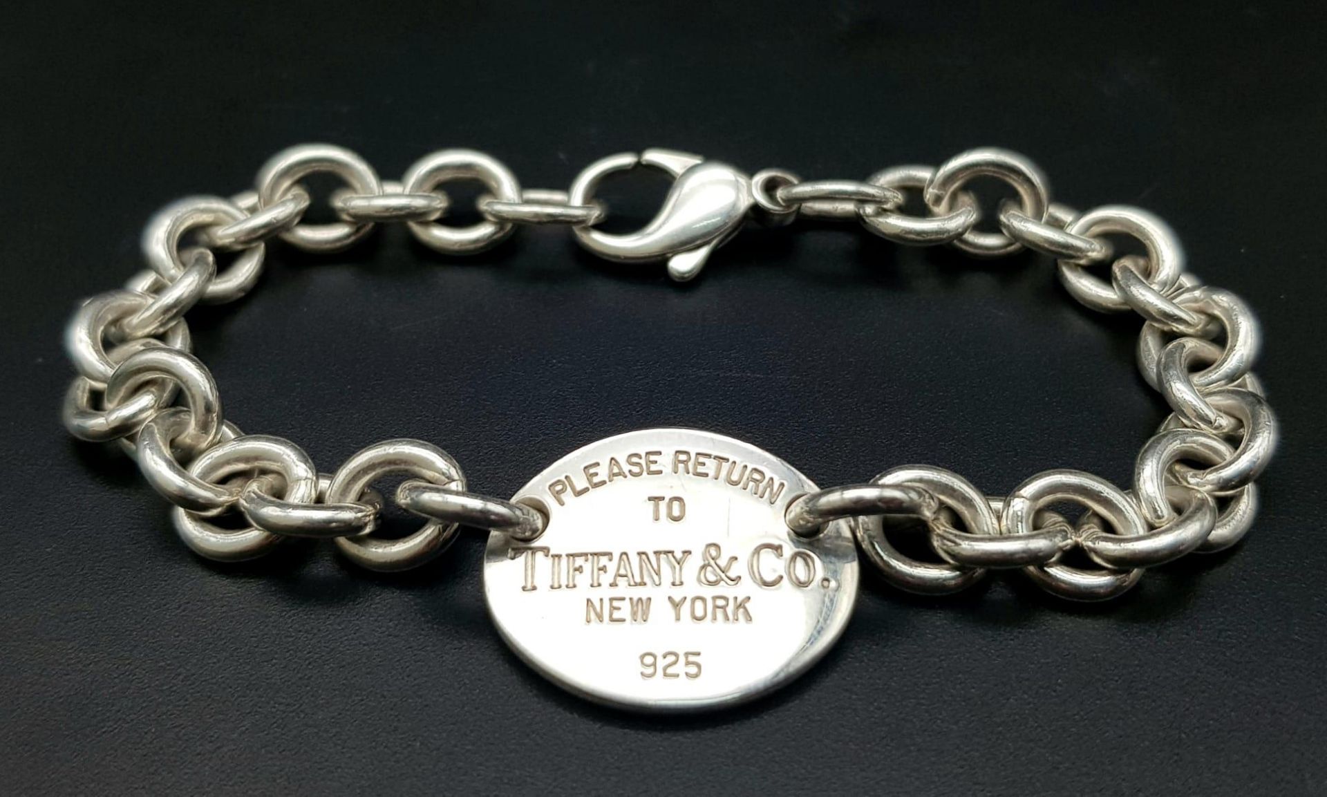 A Tiffany and Co. Sterling Silver Bracelet. 17cm length. Comes with a Tiffany pouch. Ref: 016080 - Bild 2 aus 4