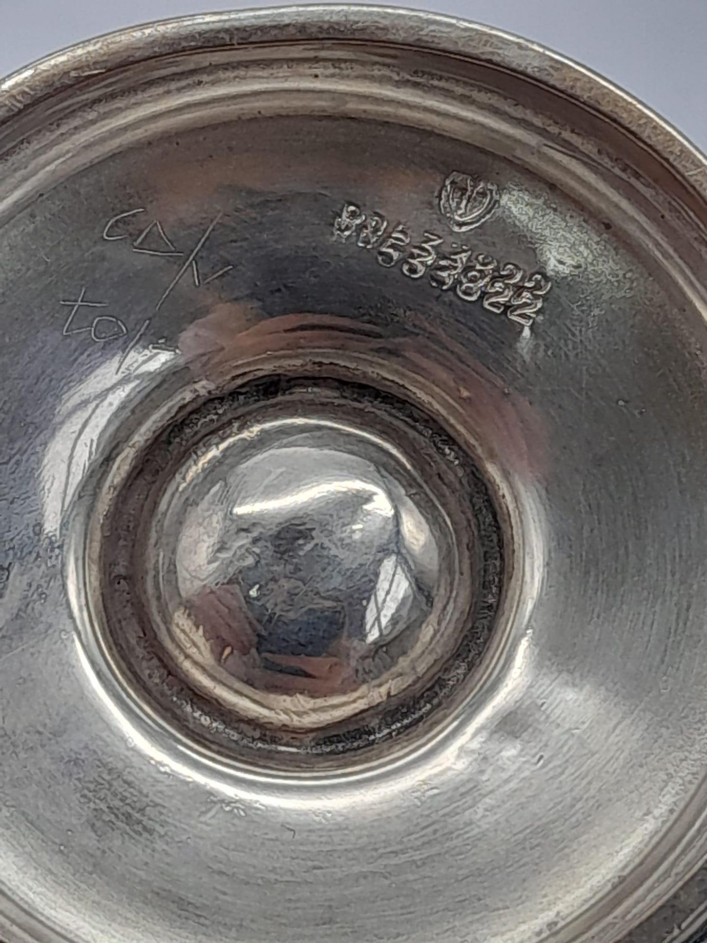 A SILVER FOOTED SALT HALLMARKED BIRMINGHAM 1913 WITH BLUE GLASS LINER BUT MISSING THE SPOON . SILVER - Image 6 of 7