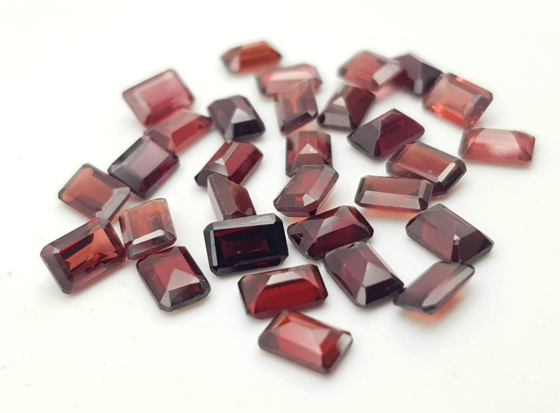 21ctw of Natural Garnet. - Bild 2 aus 3