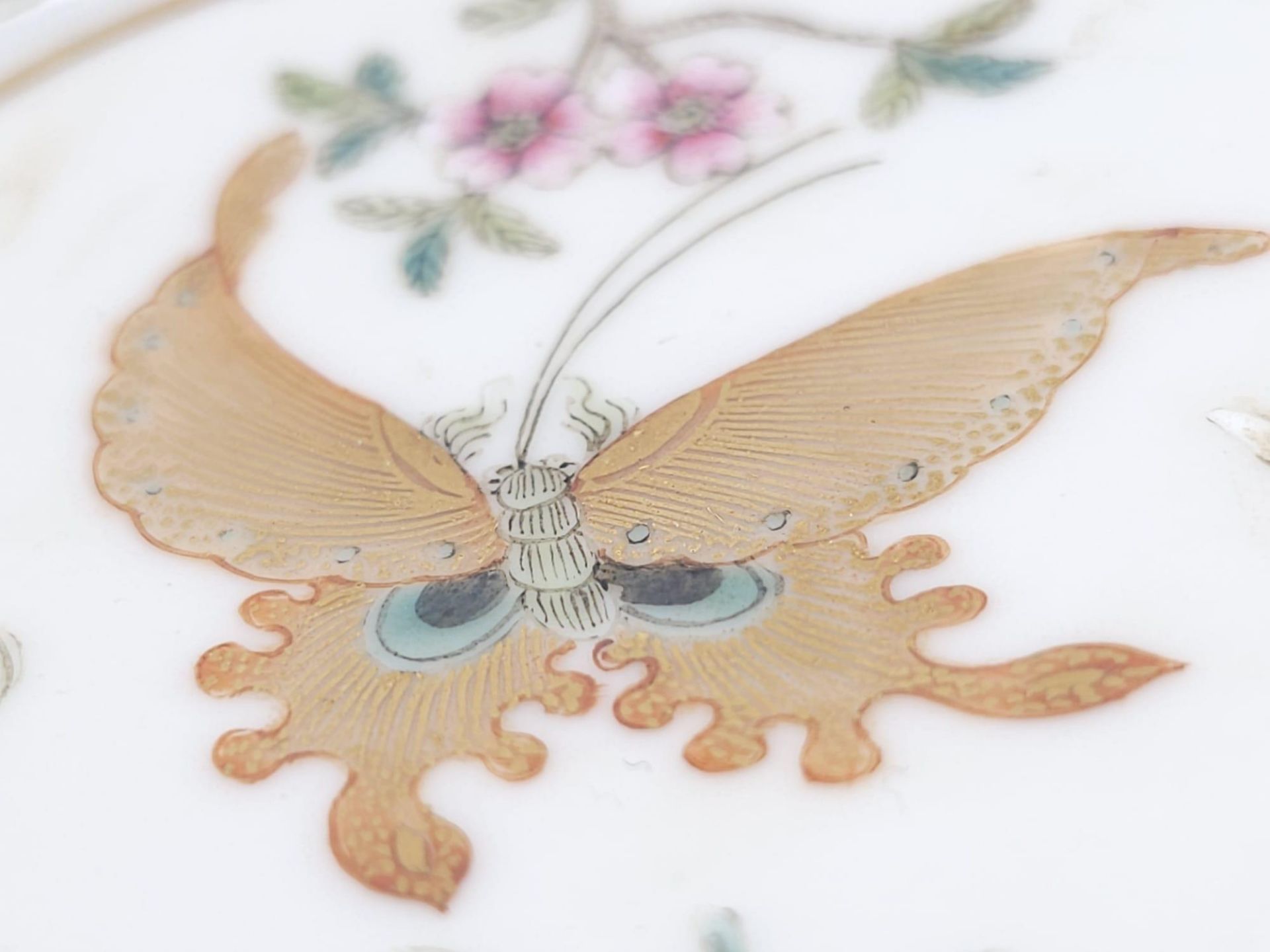 A set of 4 Daoguang (1820-1850) Era Dishes. Beautifully decorated with a iridescent floral & - Image 16 of 23