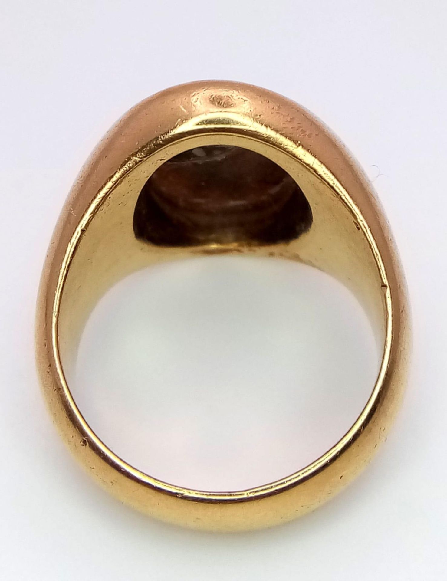 A Vintage 18K Yellow Gold Carnelian Signet Ring. A carved central stone of what appears to be an - Image 5 of 6