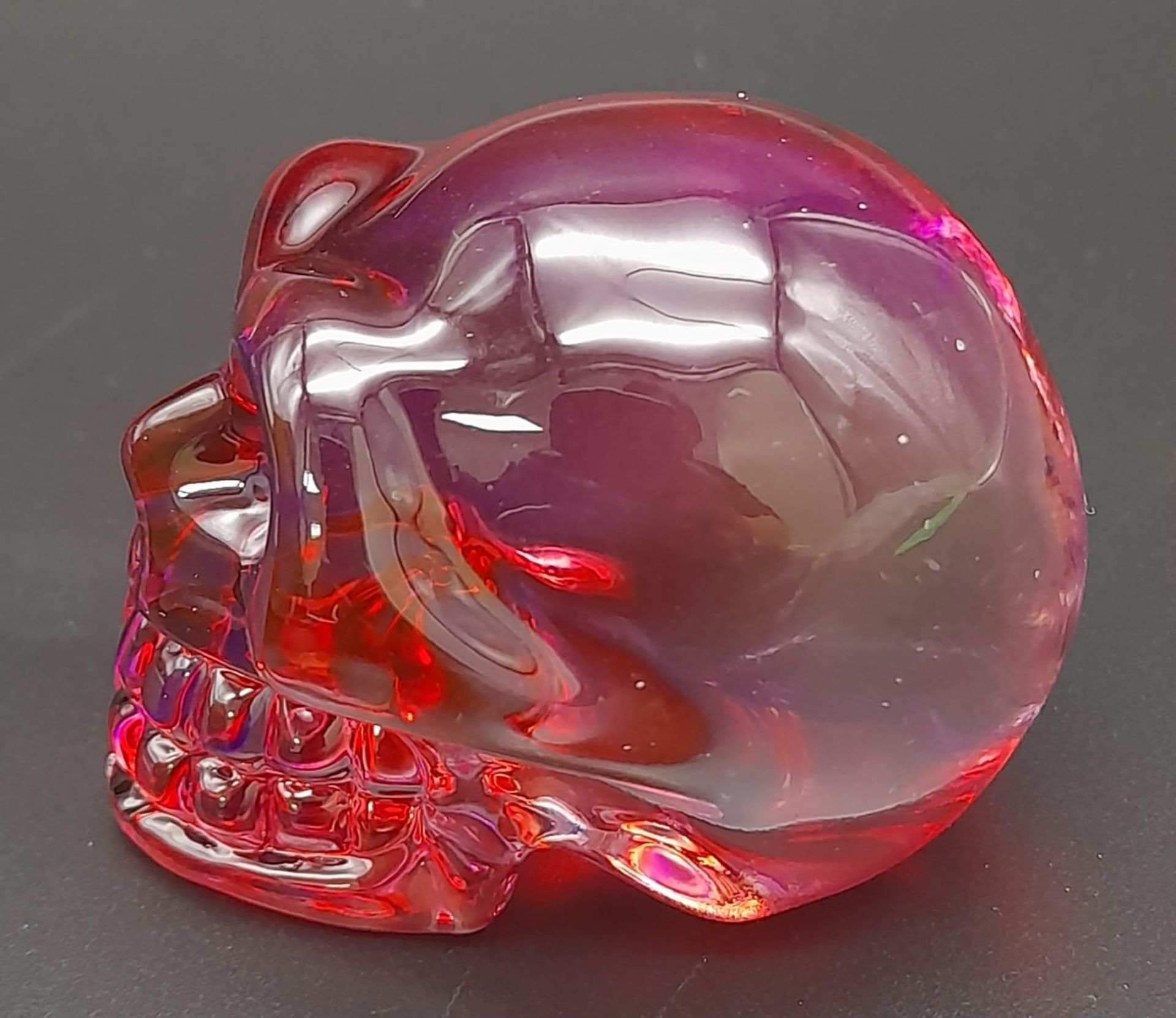 A Hand-Carved Purple/Red Crystal Quartz Skull Figure. 5cm x 4cm. - Bild 2 aus 4