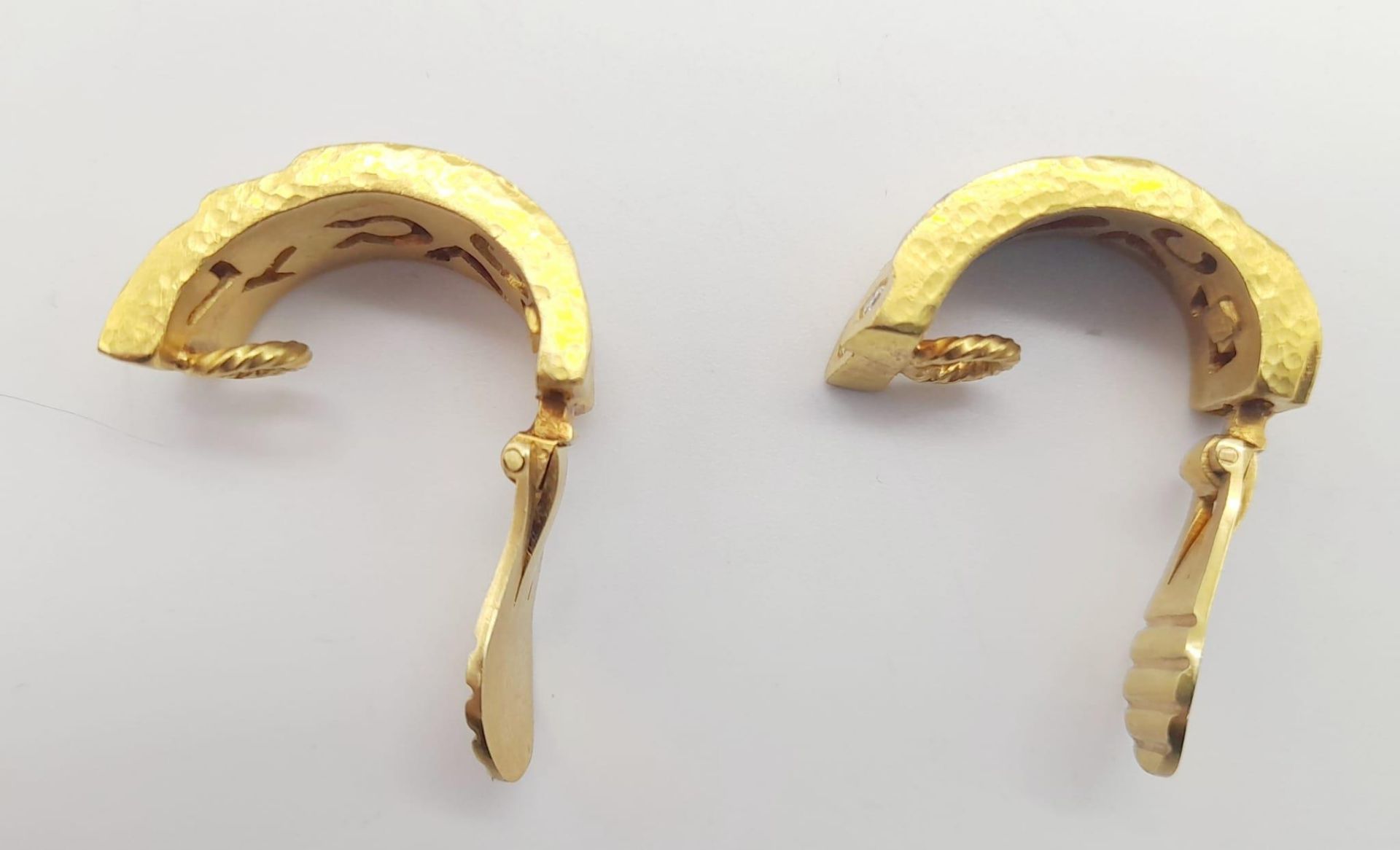 A spectacular 22 K yellow gold clip earrings with diamonds, by the renowned Greek designer - Image 7 of 7