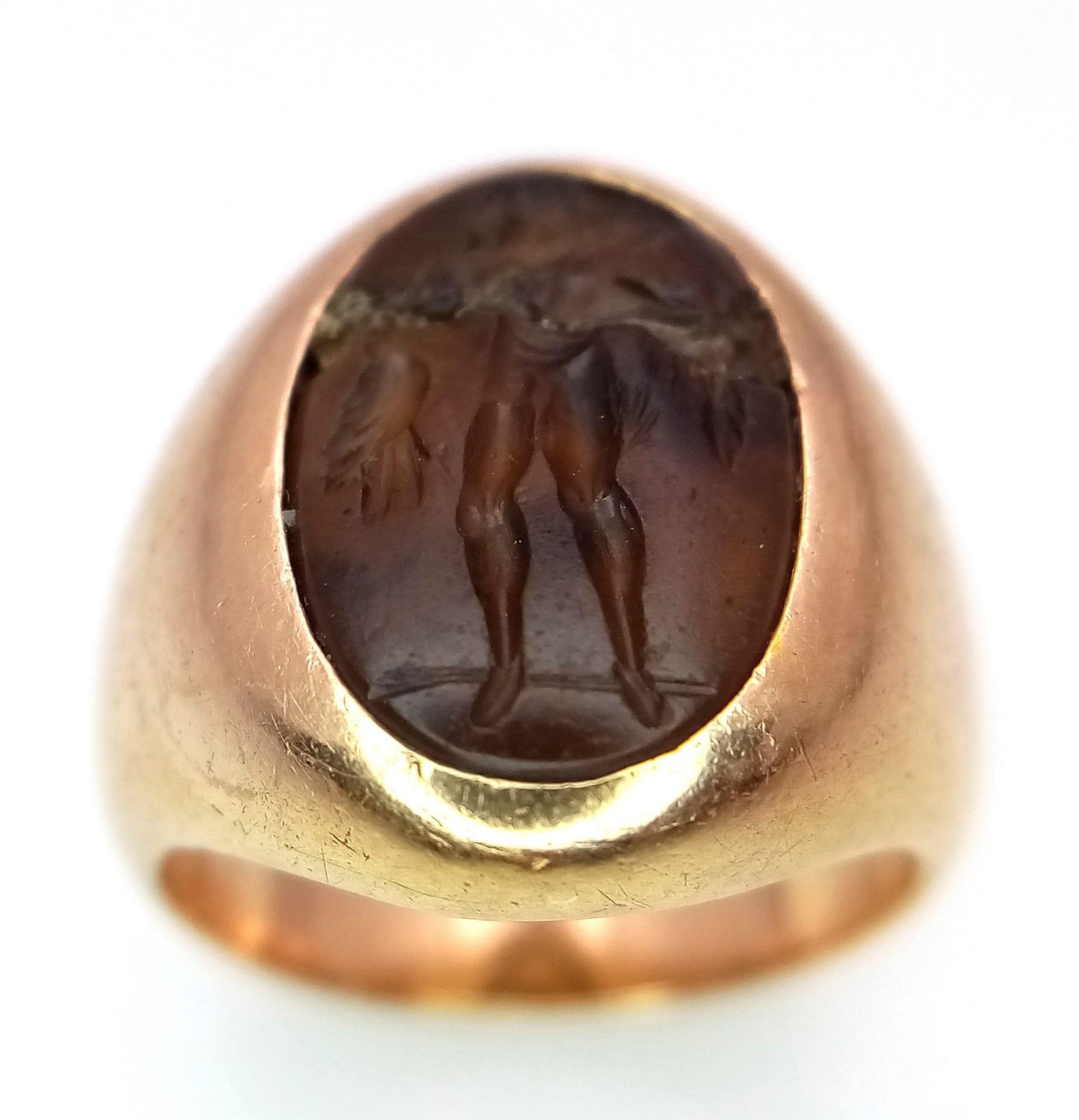 A Vintage 18K Yellow Gold Carnelian Signet Ring. A carved central stone of what appears to be an - Image 3 of 6