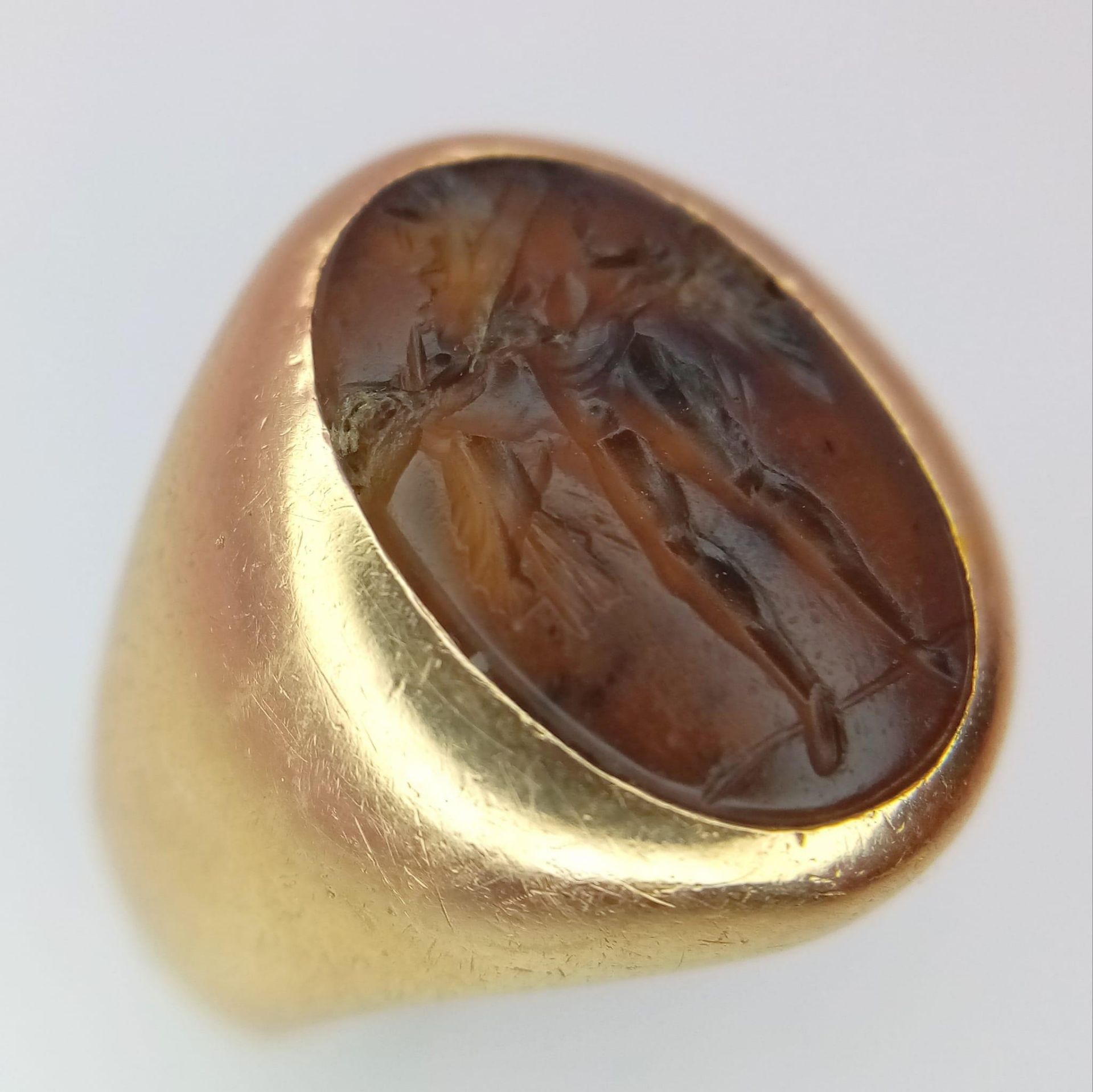 A Vintage 18K Yellow Gold Carnelian Signet Ring. A carved central stone of what appears to be an - Image 4 of 6