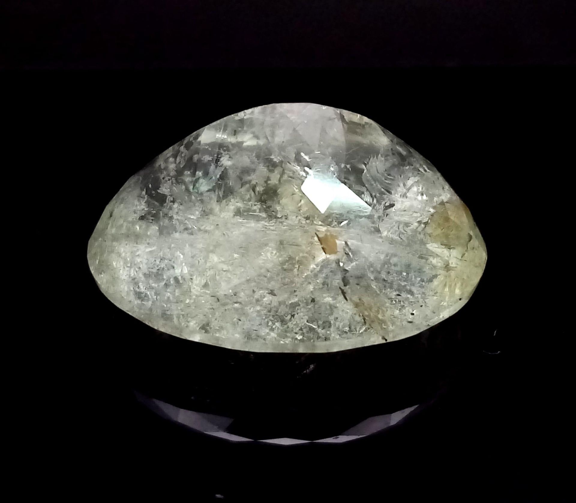 A 24.80ct Brazilian Green Beryl Gemstone. ITLGR Certified Untreated. - Image 2 of 4