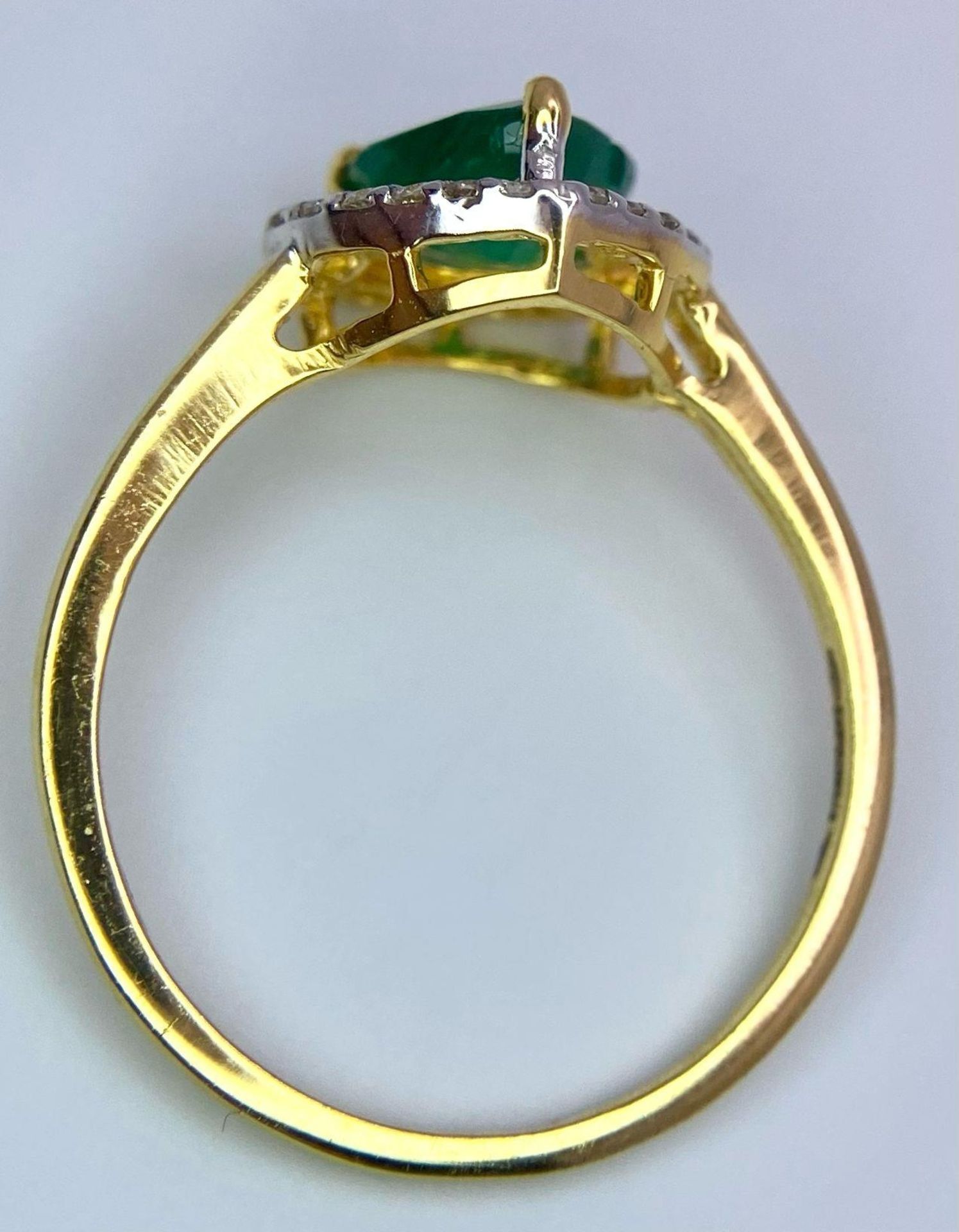 A 14K Gold Heart Shaped Emerald Gemstone Ring - with 0.18ctw of Diamond Accents. Emerald - 0.75ct. - Image 3 of 7
