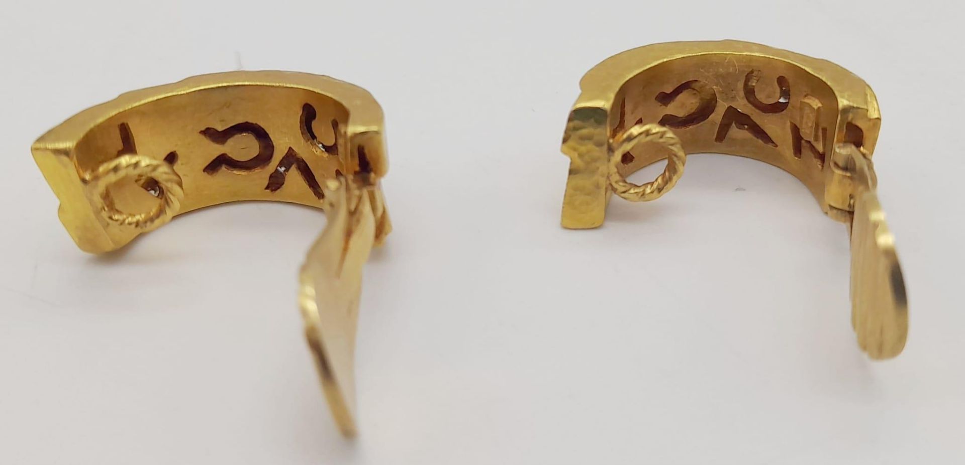 A spectacular 22 K yellow gold clip earrings with diamonds, by the renowned Greek designer - Image 6 of 7