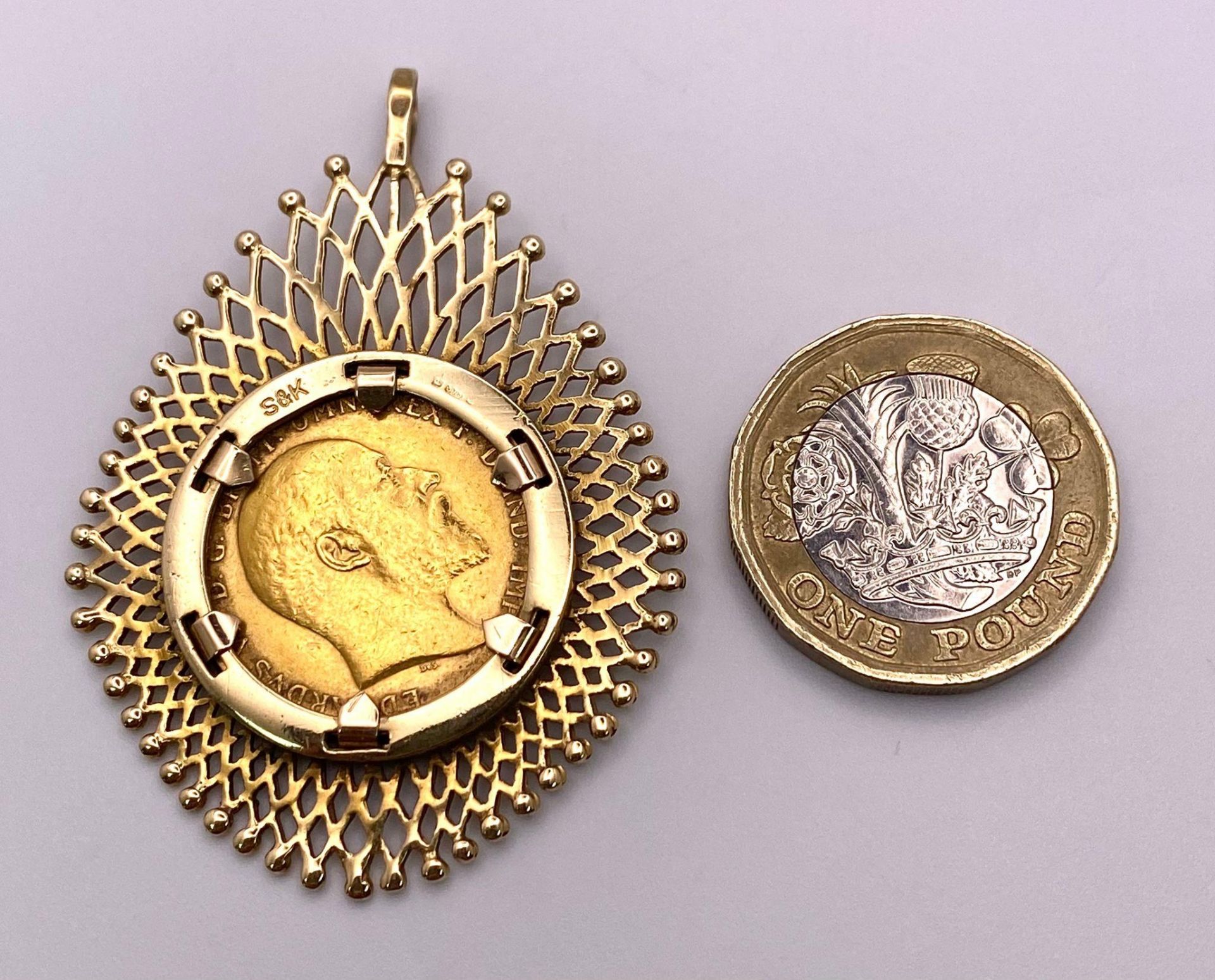 A 1904 SOVEREIGN COIN MOUNTED IN A 9K GOLD FILIGREE SETTING . 14.3gms - Image 4 of 5