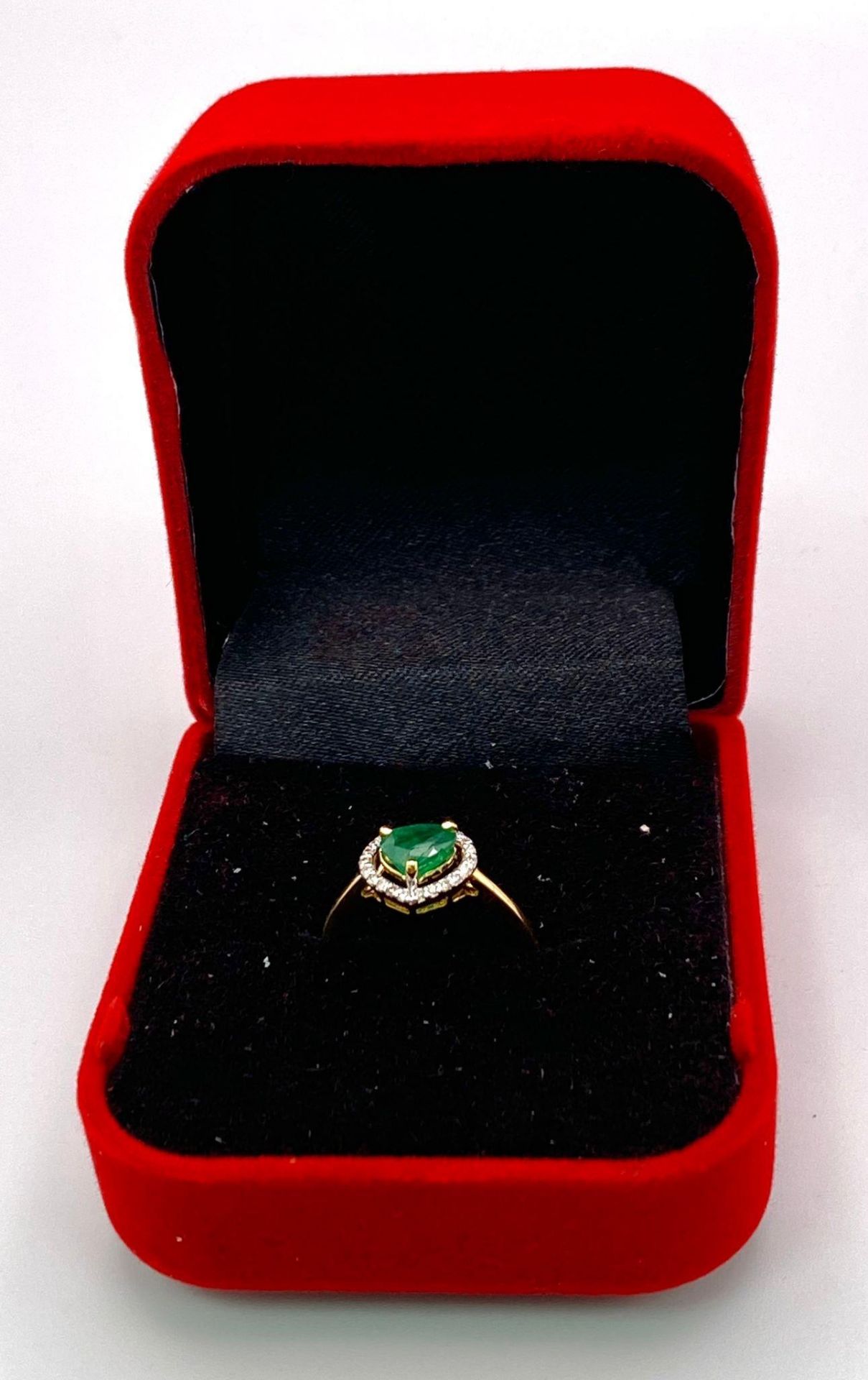A 14K Gold Heart Shaped Emerald Gemstone Ring - with 0.18ctw of Diamond Accents. Emerald - 0.75ct. - Image 6 of 7