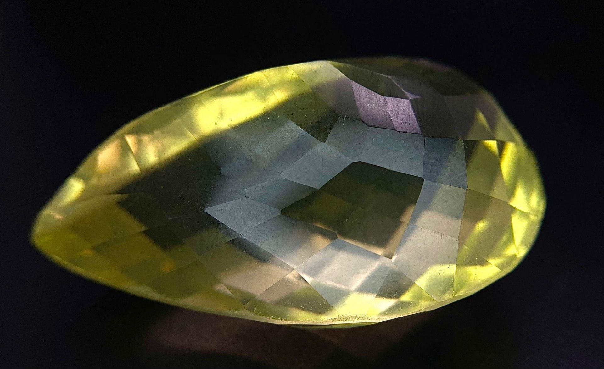 A 121.64ct Eye Clean Natural Lemon Quartz, in the Pear Checkerboard cut. Comes with the 121.64ct AIG - Bild 4 aus 5