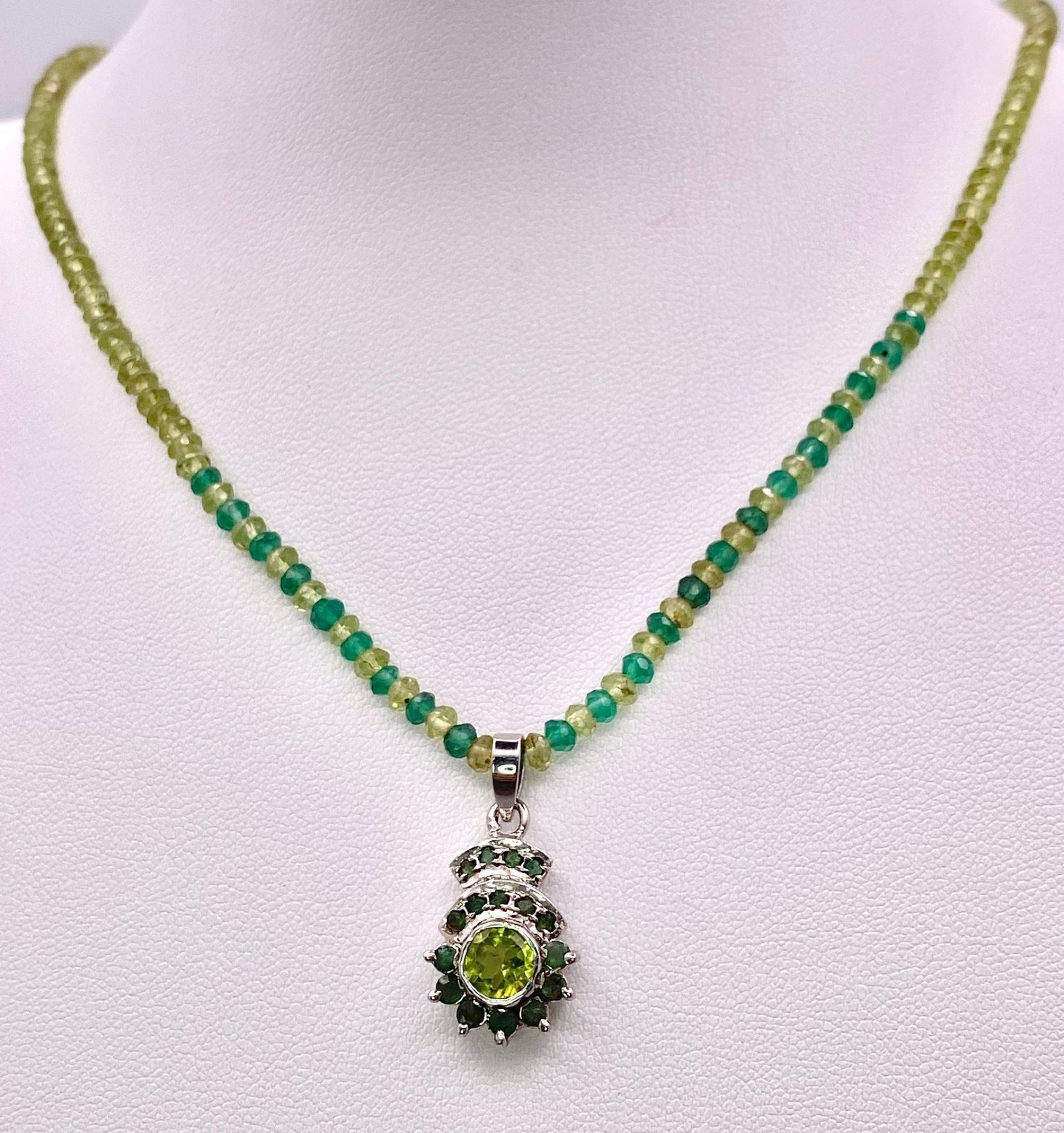 A Peridot & Green Onyx Beaded Necklace with Pendant drop Plus a Pair of Peridot Earrings. Set in 925 - Image 3 of 4