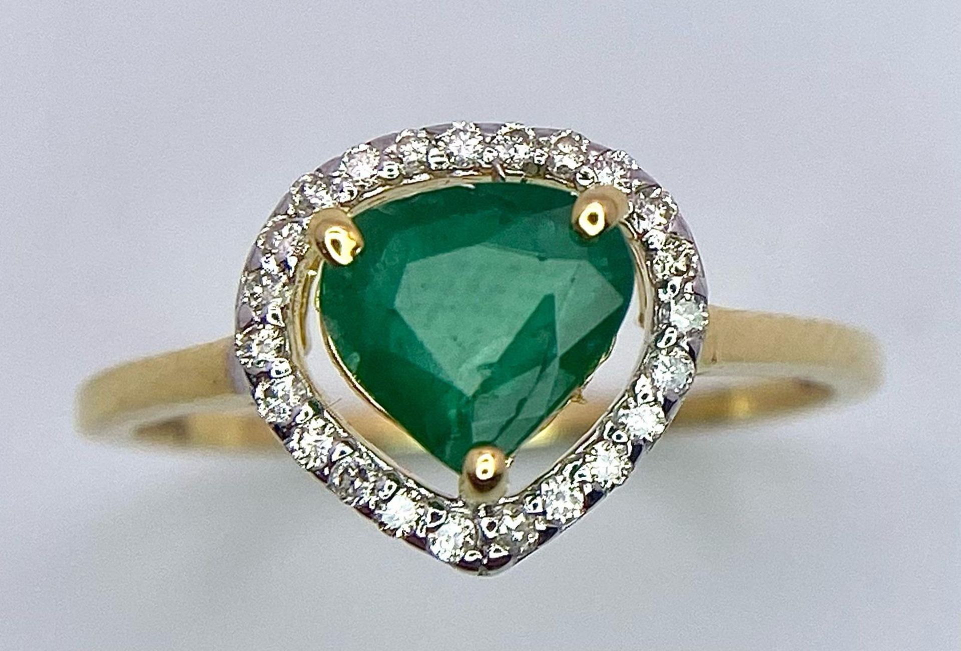 A 14K Gold Heart Shaped Emerald Gemstone Ring - with 0.18ctw of Diamond Accents. Emerald - 0.75ct. - Image 2 of 7