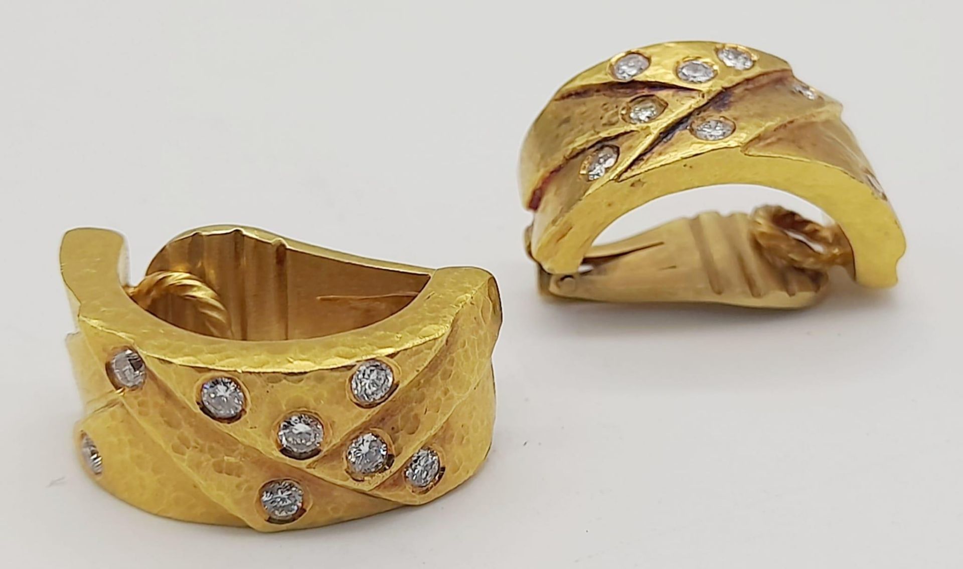 A spectacular 22 K yellow gold clip earrings with diamonds, by the renowned Greek designer - Image 3 of 7