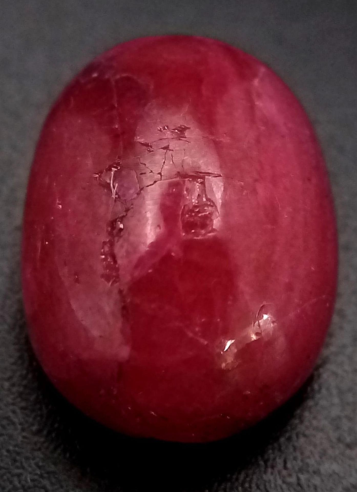 A 22.20ct Natural Ruby, in Oval Cabochon shape. Comes with the GLI certificate. - Bild 3 aus 4