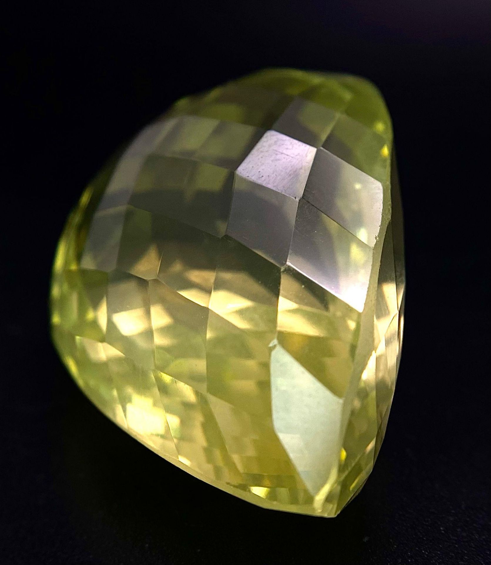 A 121.64ct Eye Clean Natural Lemon Quartz, in the Pear Checkerboard cut. Comes with the 121.64ct AIG - Bild 2 aus 5