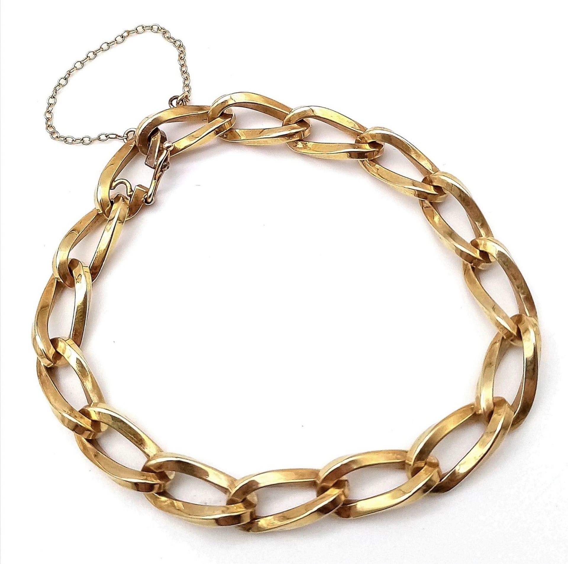 A Vintage Chunky 9K Yellow Gold Curb Link Bracelet. 19cm. 25.45g weight.