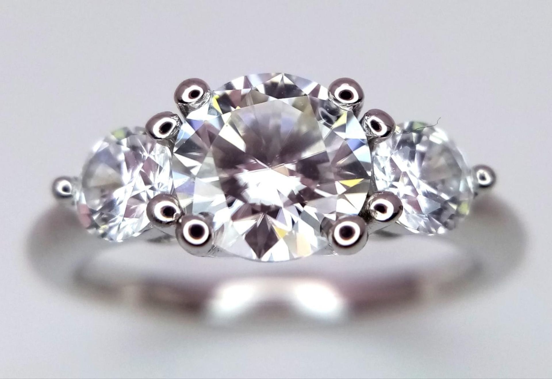 A 1ct VVS1 Moissanite Ring set in 925 Silver. With certificate. Size N.