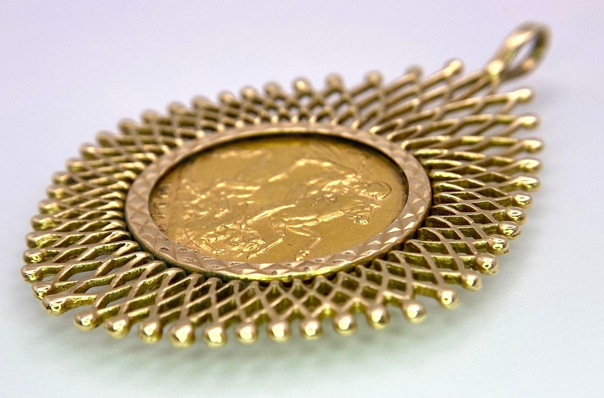 A 1904 SOVEREIGN COIN MOUNTED IN A 9K GOLD FILIGREE SETTING . 14.3gms - Image 3 of 5