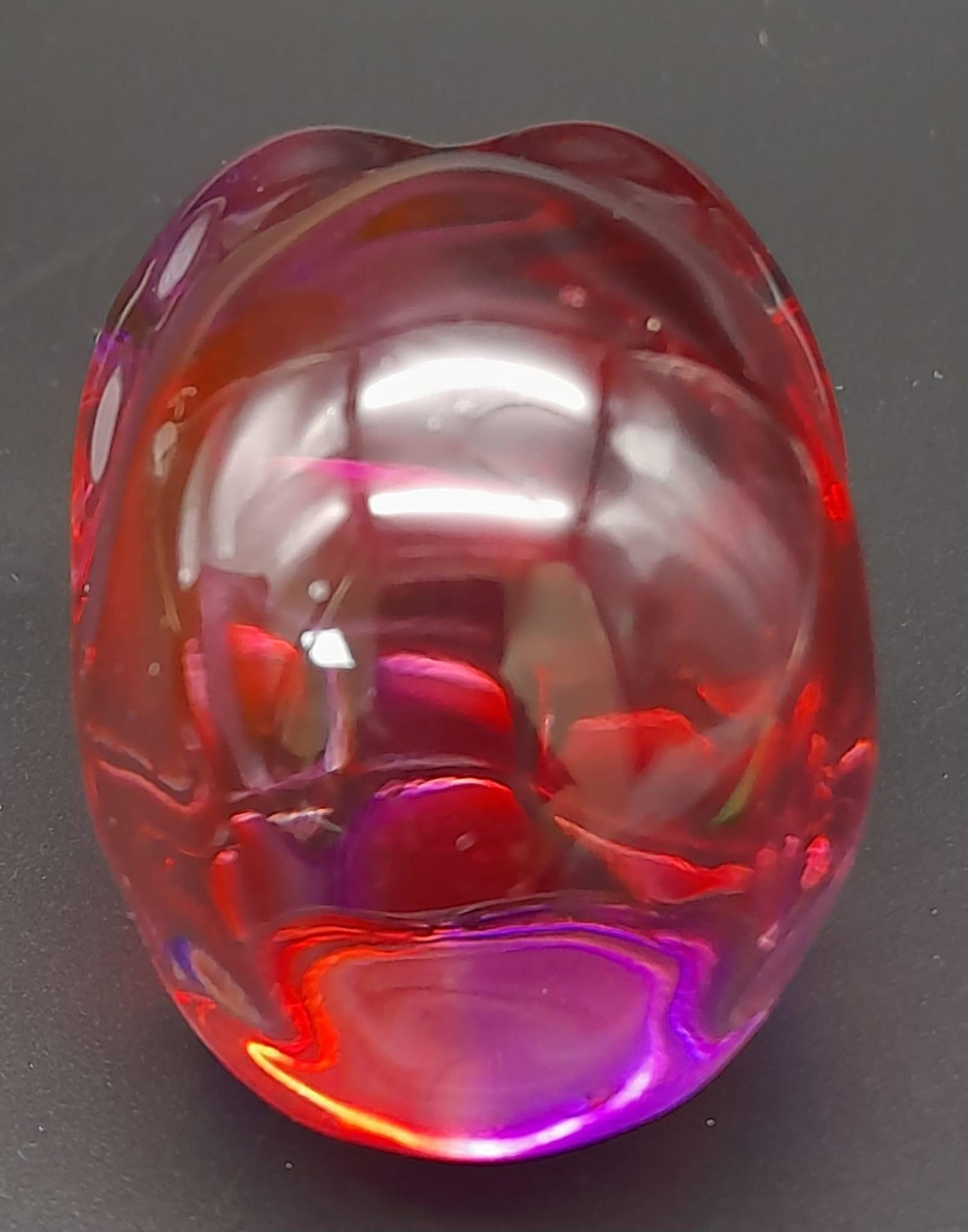 A Hand-Carved Purple/Red Crystal Quartz Skull Figure. 5cm x 4cm. - Bild 3 aus 4