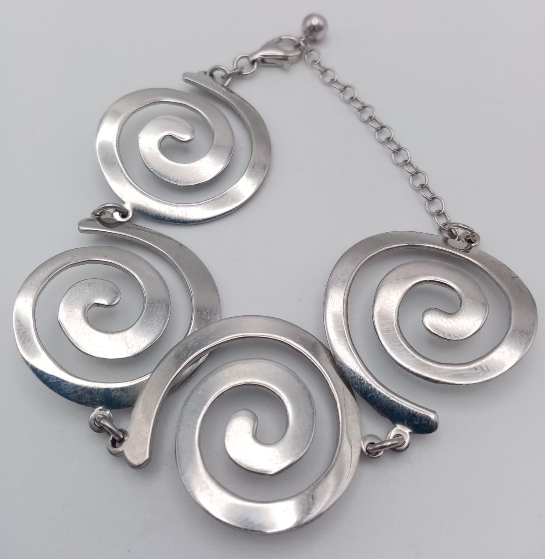 A stylist 925 silver spiral link bracelet. Total weight 17.8G. Total length 21cm. - Image 2 of 5