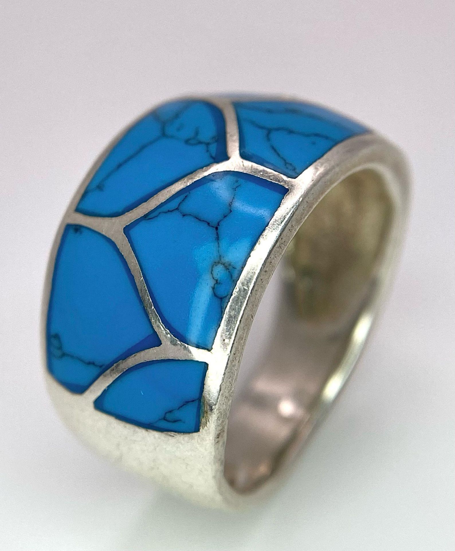 A LARGE STERLING SILVER AND TURQUOISE INLAY BAND RING, WEIGHT 6.4G, SIZE P ,REF SC 4127 - Image 2 of 5
