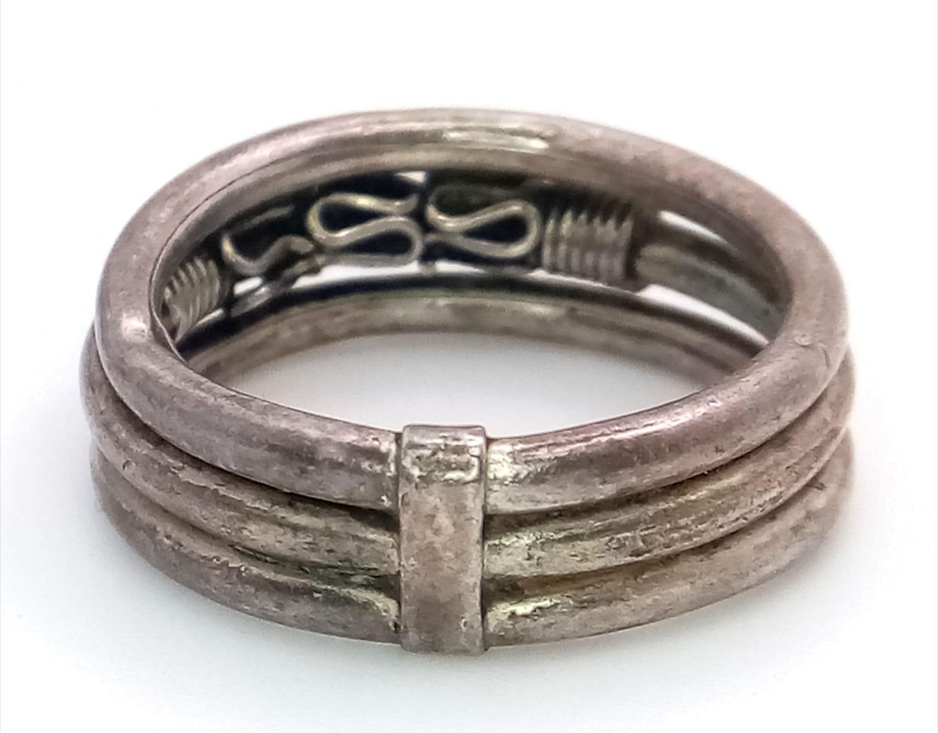A vintage 925 silver rope designed triple band ring. Total weight 3.8G. Size N. - Image 4 of 5
