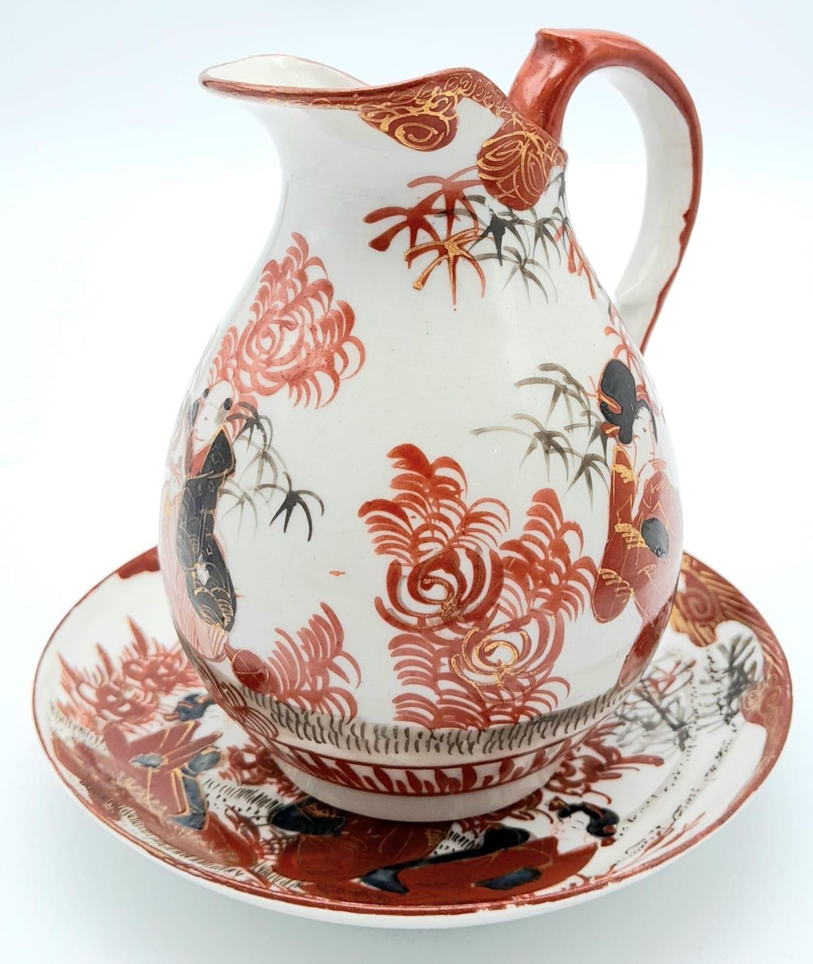 A SMALL JAPANESE WATER JUG AND SAUCER FROM LATE 19TH CENTURY . 13cms TALL
