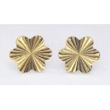 A 9k yellow gold floral shaped studs with linear detailing, 0.7g ref: SH1395I-5