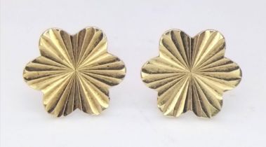 A 9k yellow gold floral shaped studs with linear detailing, 0.7g ref: SH1395I-5