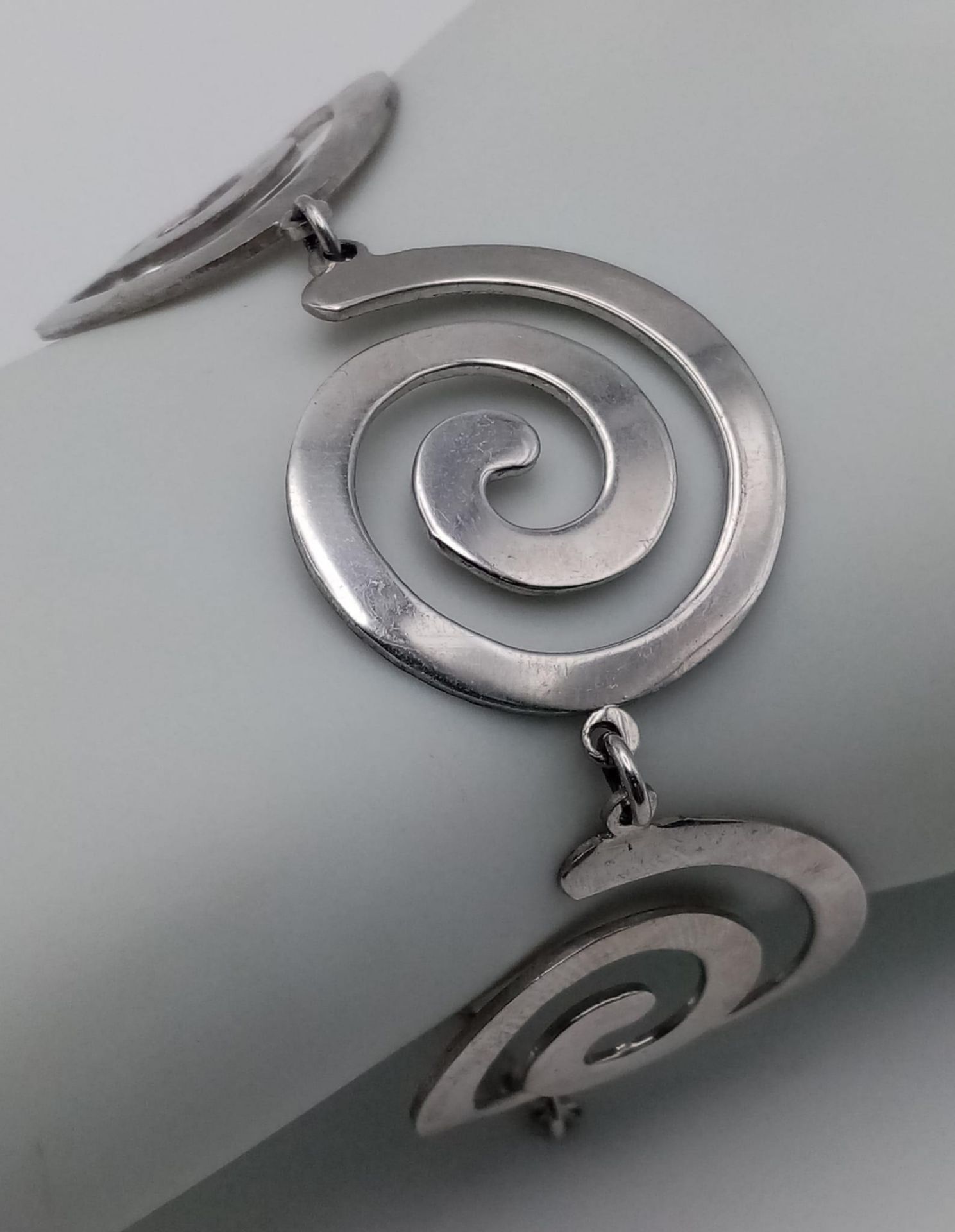 A stylist 925 silver spiral link bracelet. Total weight 17.8G. Total length 21cm.