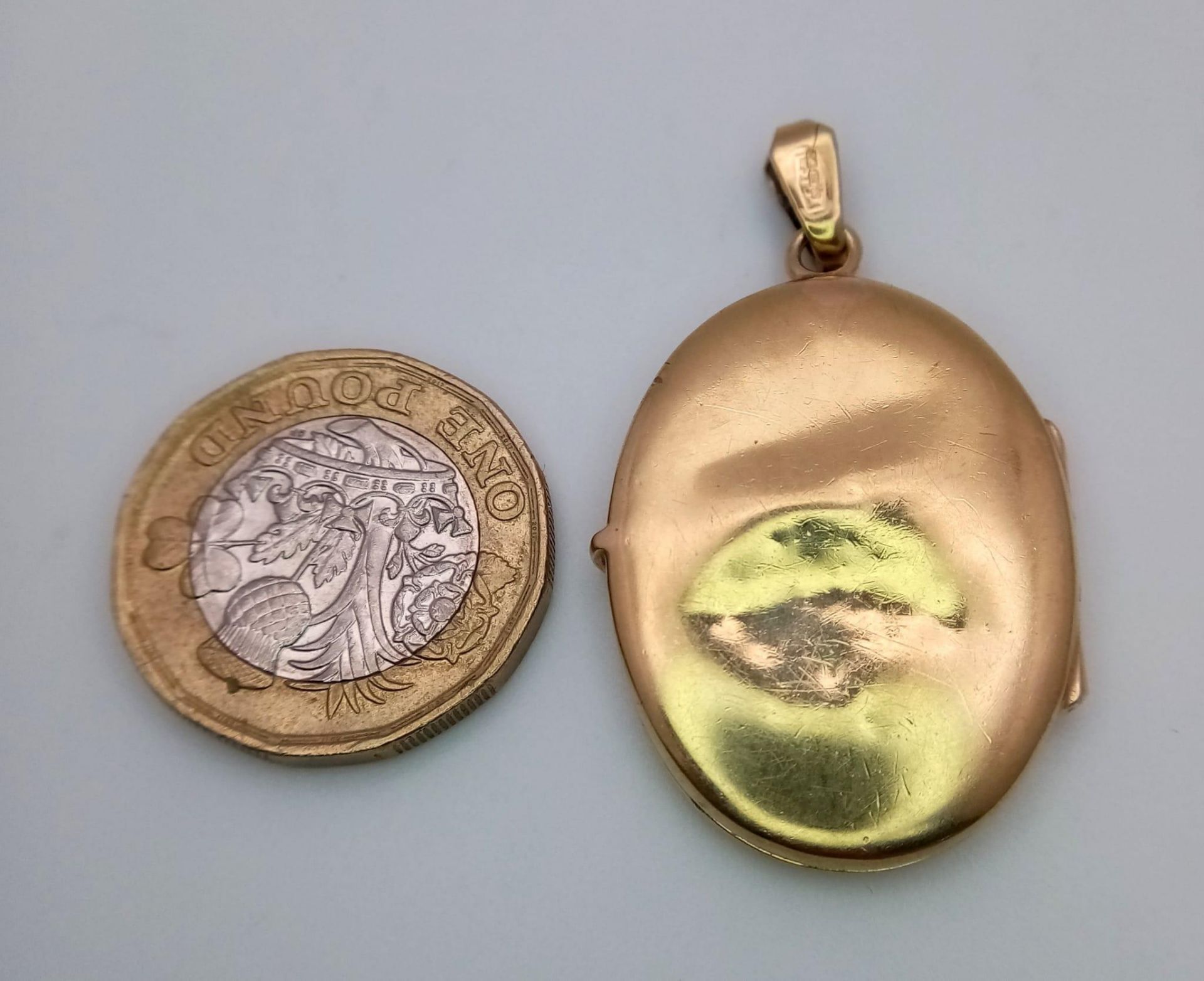A 9K yellow gold oval patterned locket, 8.4g 44mm x 25mm ref: SH1301I - Image 3 of 4