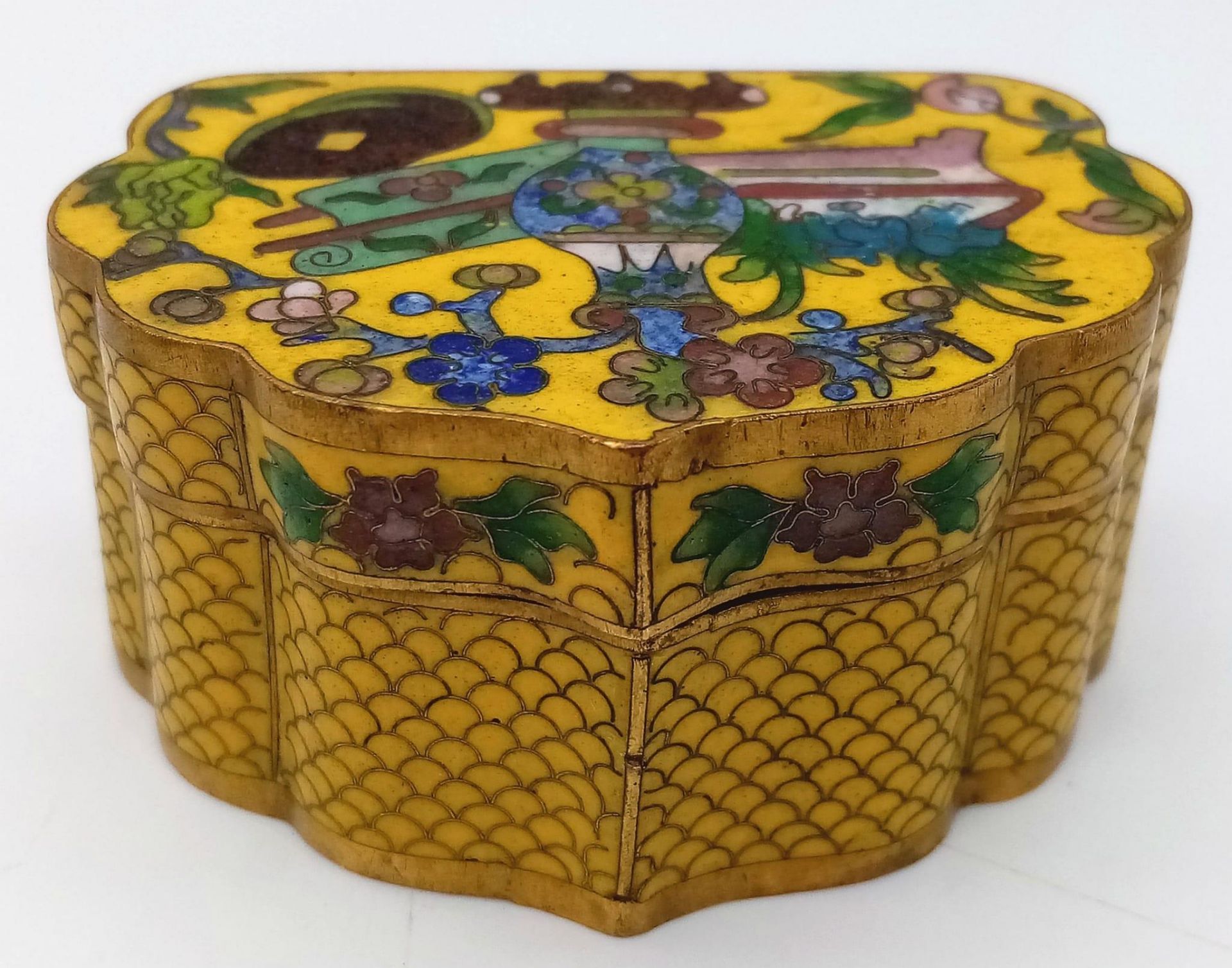 AN EXQUISITE EXAMPLE OF 19TH CENTURY CHINESE CLOISONNE WORK IN THE FORM OF A SMALL TRINKET BOX . - Image 2 of 6