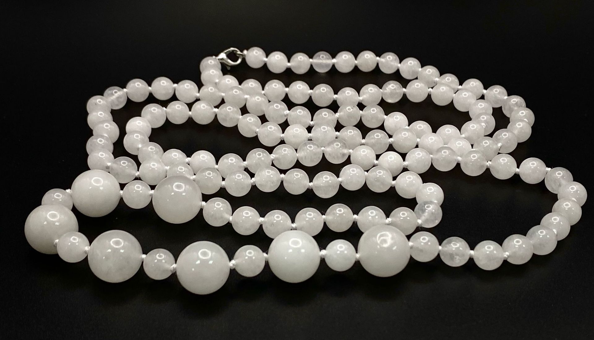 A Rope Length Graduated White Jade Bead Necklace. Perfect for different wearing arrangements. - Image 4 of 5