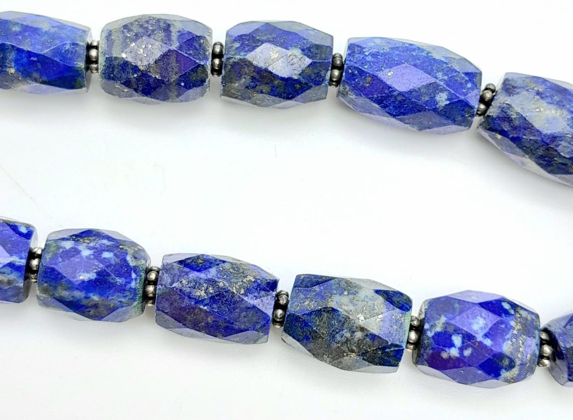 A Lapis Lazuli Bracelet with Emerald and 925 Silver Clasp. 110ctw. 20.5cm length, 22.57g total - Image 3 of 5