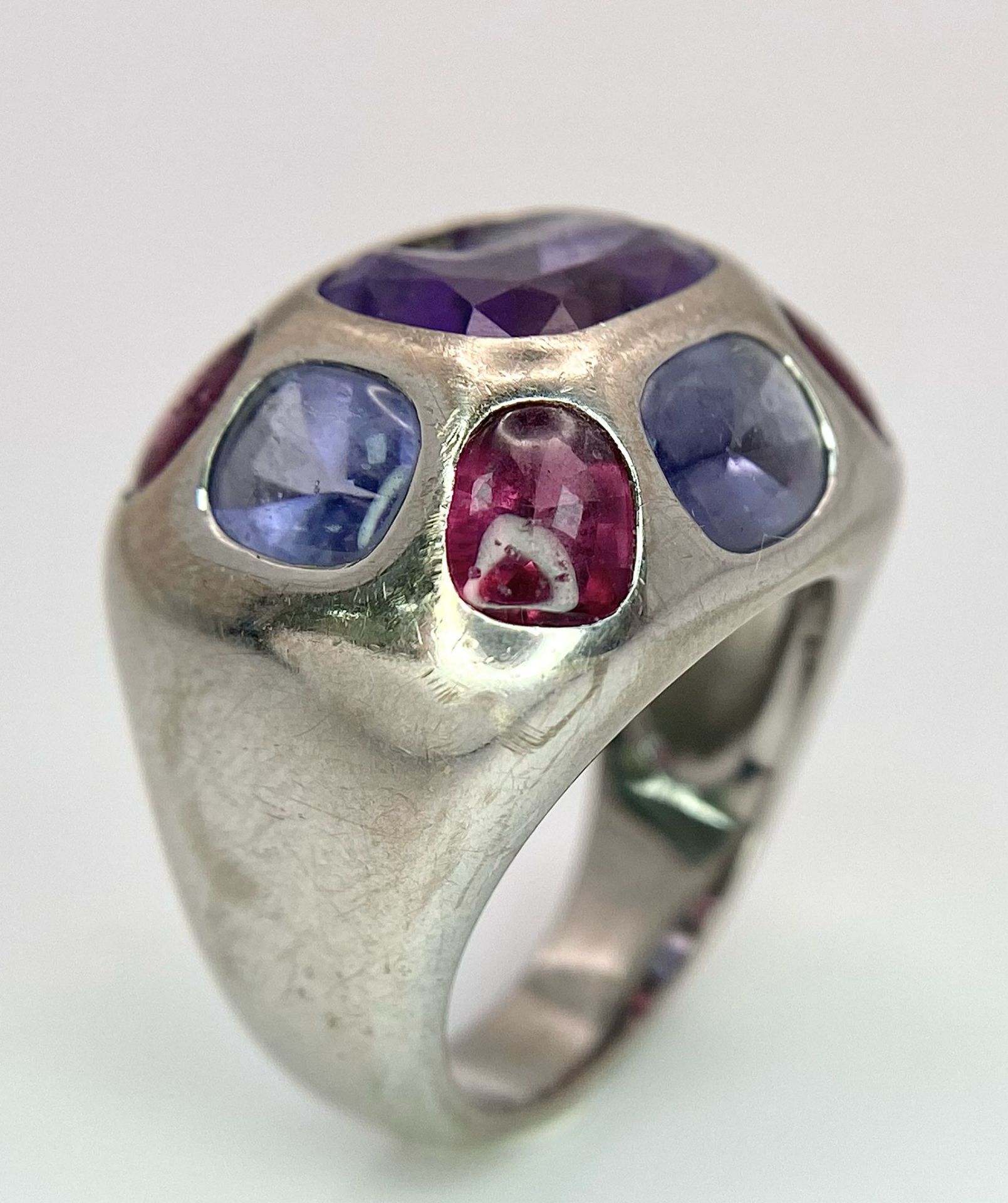 A Chanel Designer 18K White Gold and Amethyst and Garnet Ring. Rectangular cut central amethyst with - Image 7 of 13