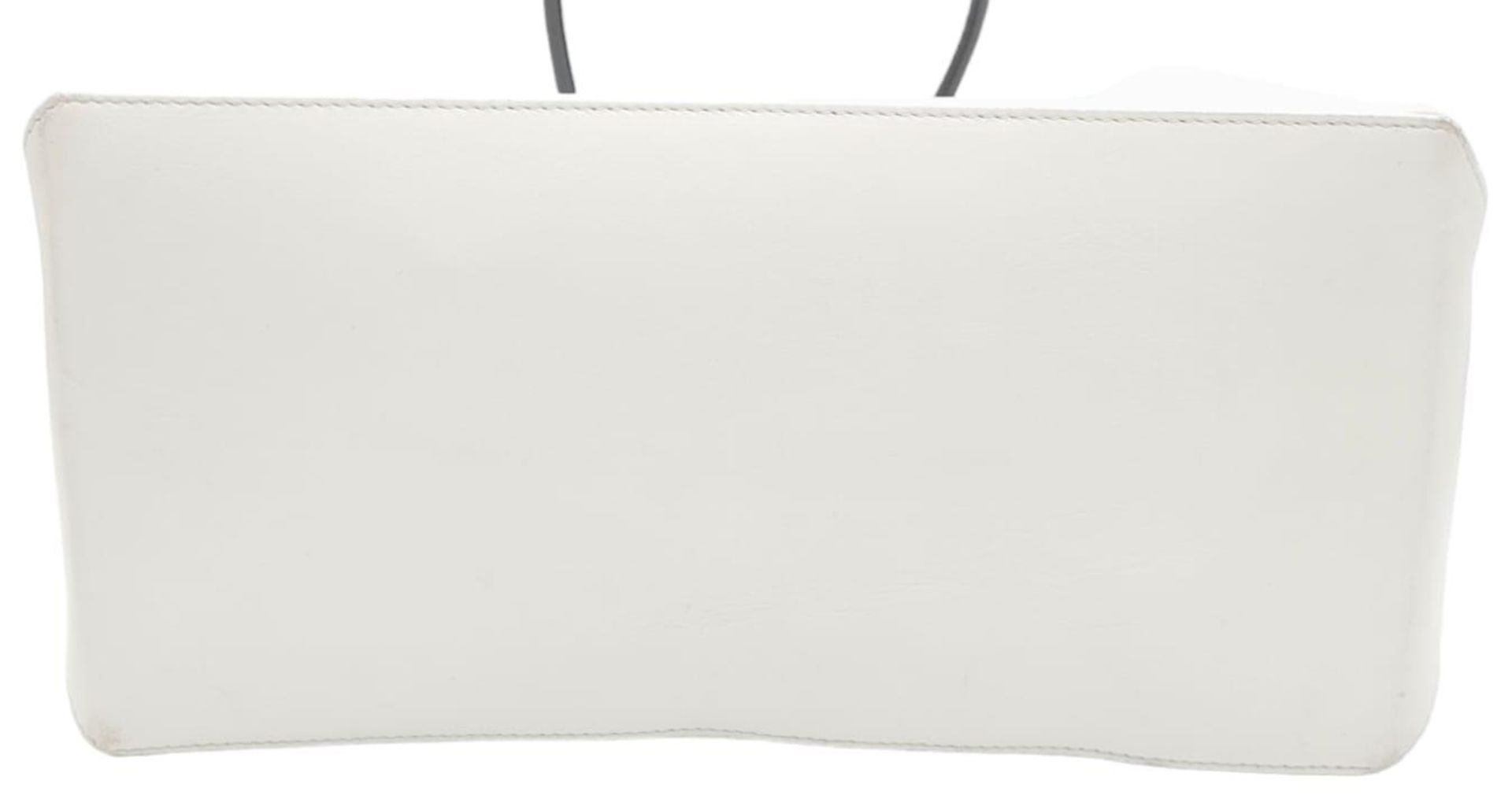 Chanel 31 Rue Cambon White Leather Tote Bag. Super soft quality leather exterior with a wonderful - Bild 4 aus 12