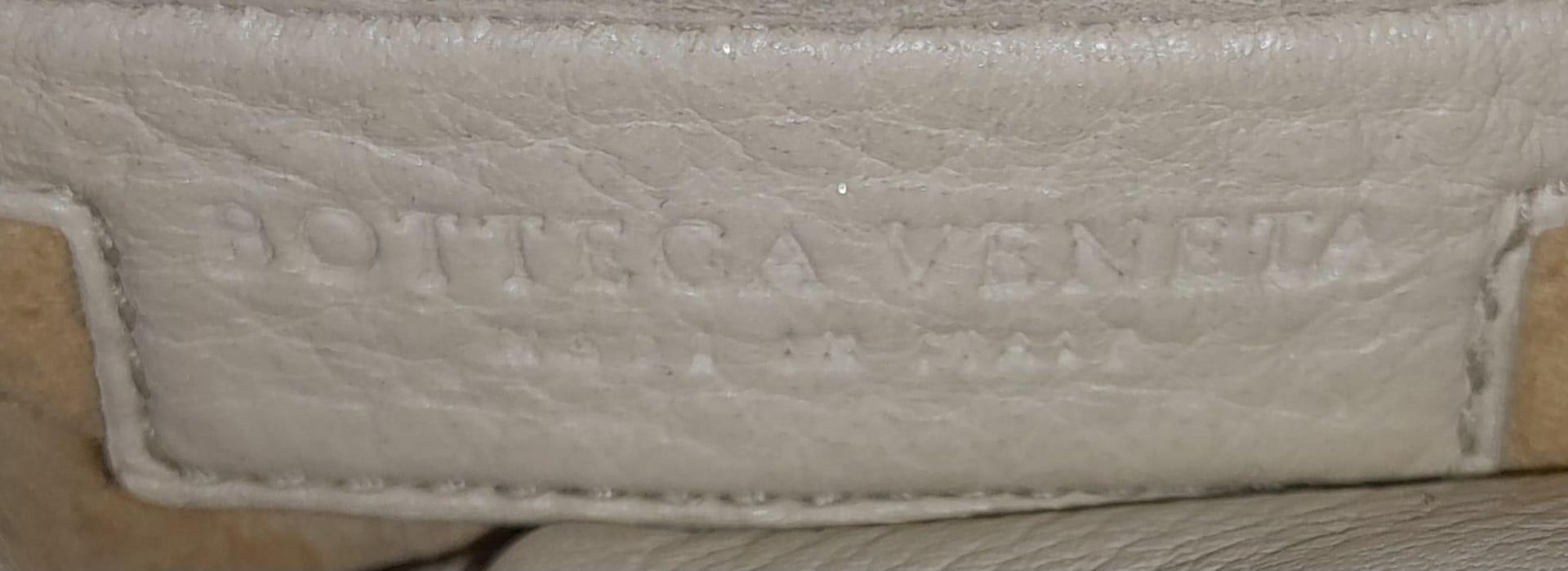 A Bottega Veneta Cream Hobo Bag. Intracciato (woven) leather exterior with reptilian handles and - Bild 6 aus 6