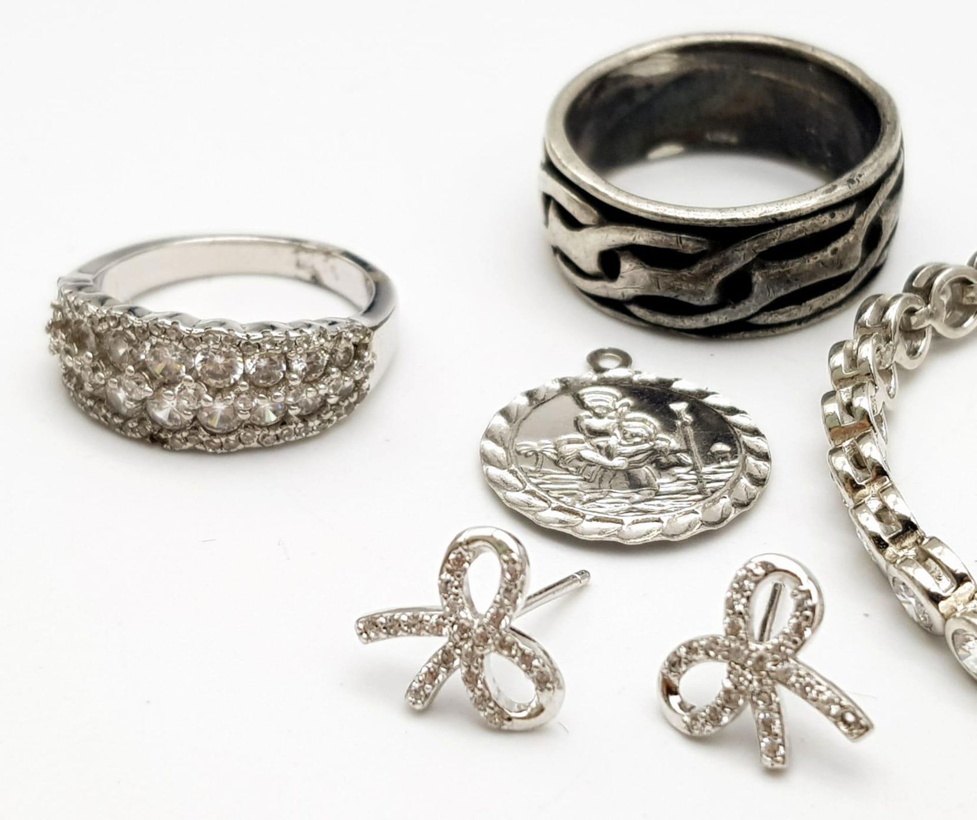 SELECTION OF 10 SILVER ITEMS 2 PAIRS OF EARRINGS, 2 PENDANTS, 4 RINGS, 1 BRACELET AND 1 NECKLACE - Image 4 of 6
