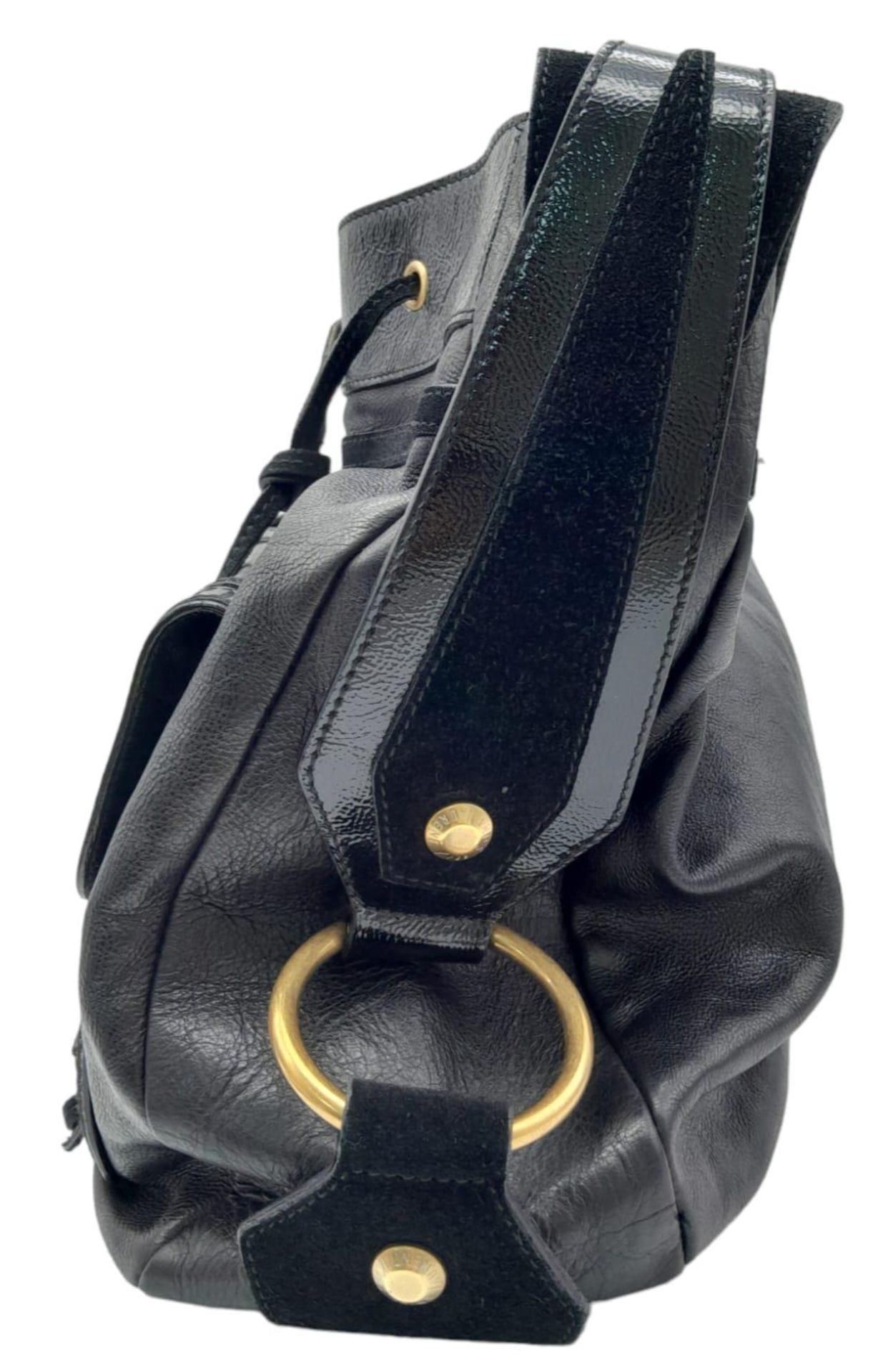 An Yves Saint Laurent Black Shoulder Bag. Leather exterior with patent leather details, gold-toned - Bild 2 aus 7